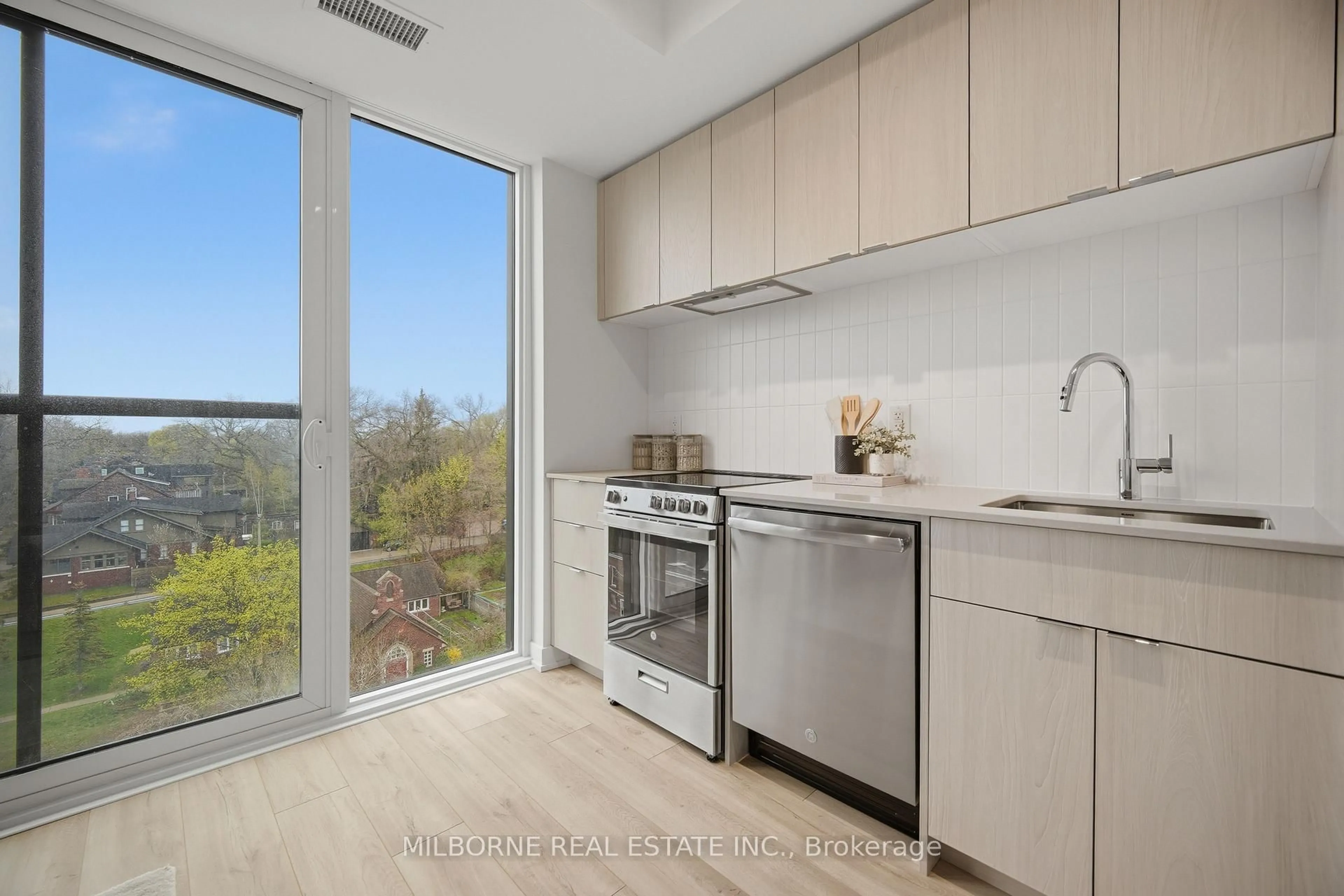 Standard kitchen, unknown for 1660 Bloor St #708, Toronto Ontario M6P 1A8