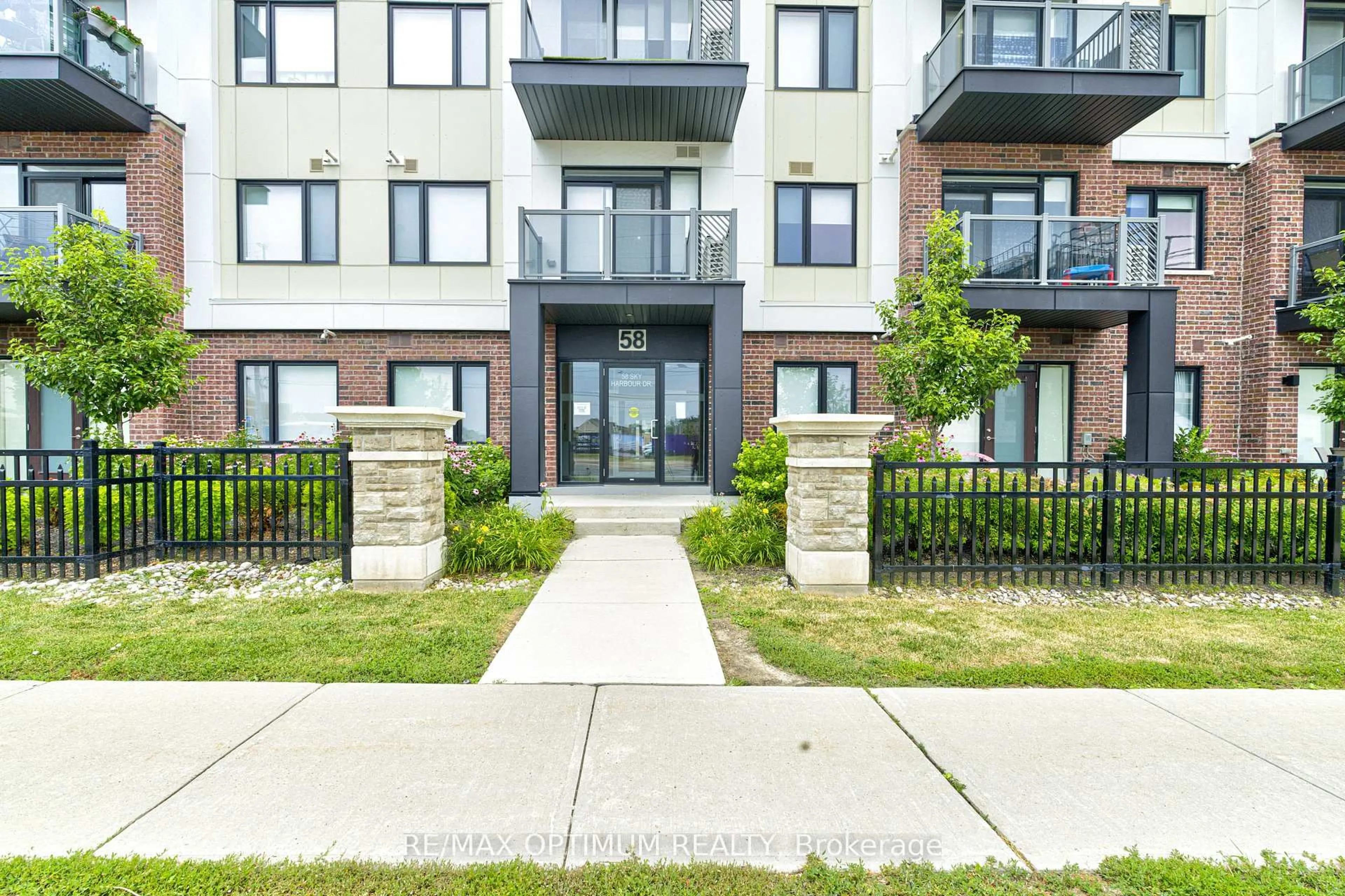 Patio, street for 58 Sky Harbour Dr #108, Brampton Ontario L6Y 6J1