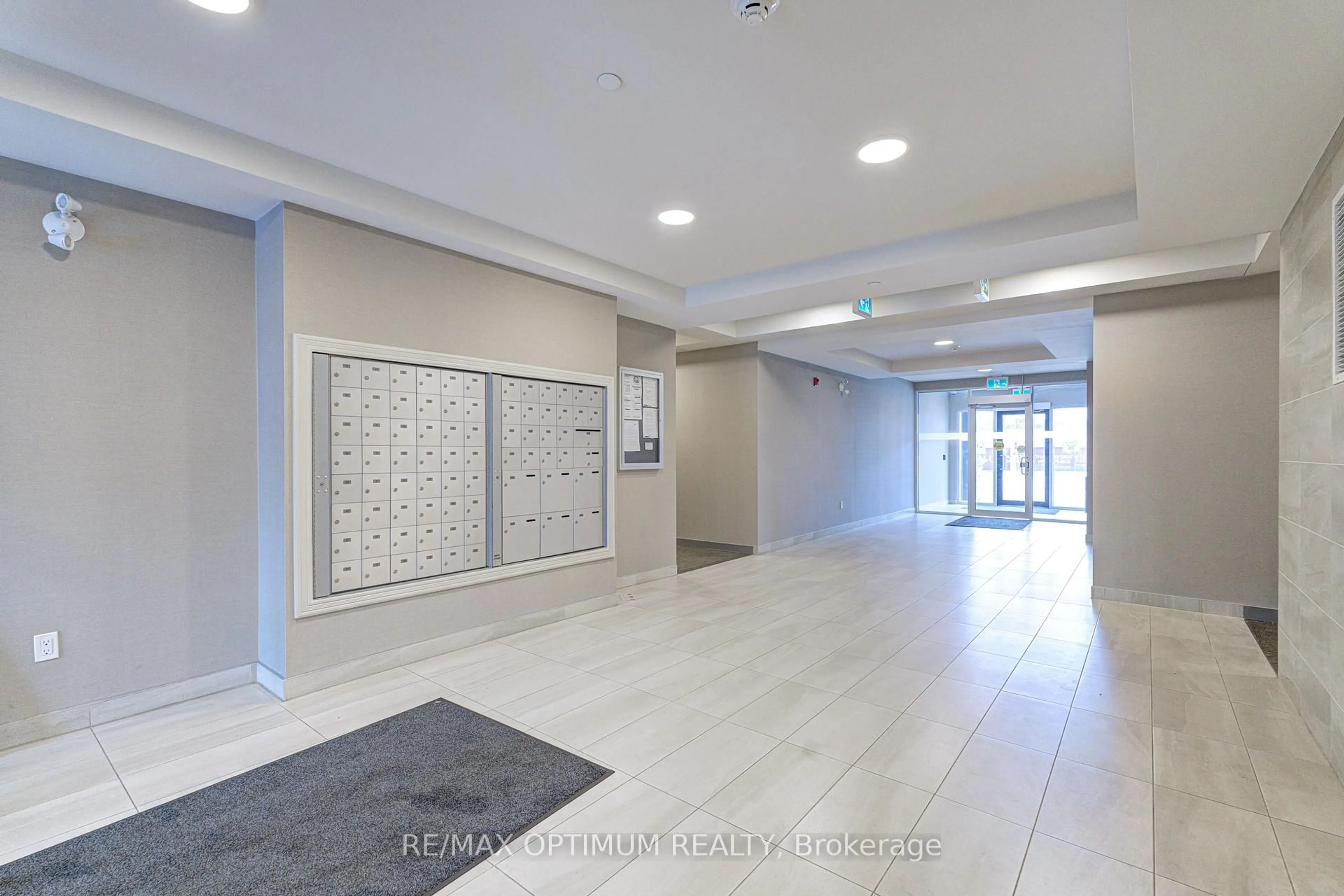 Indoor foyer for 58 Sky Harbour Dr #108, Brampton Ontario L6Y 6J1