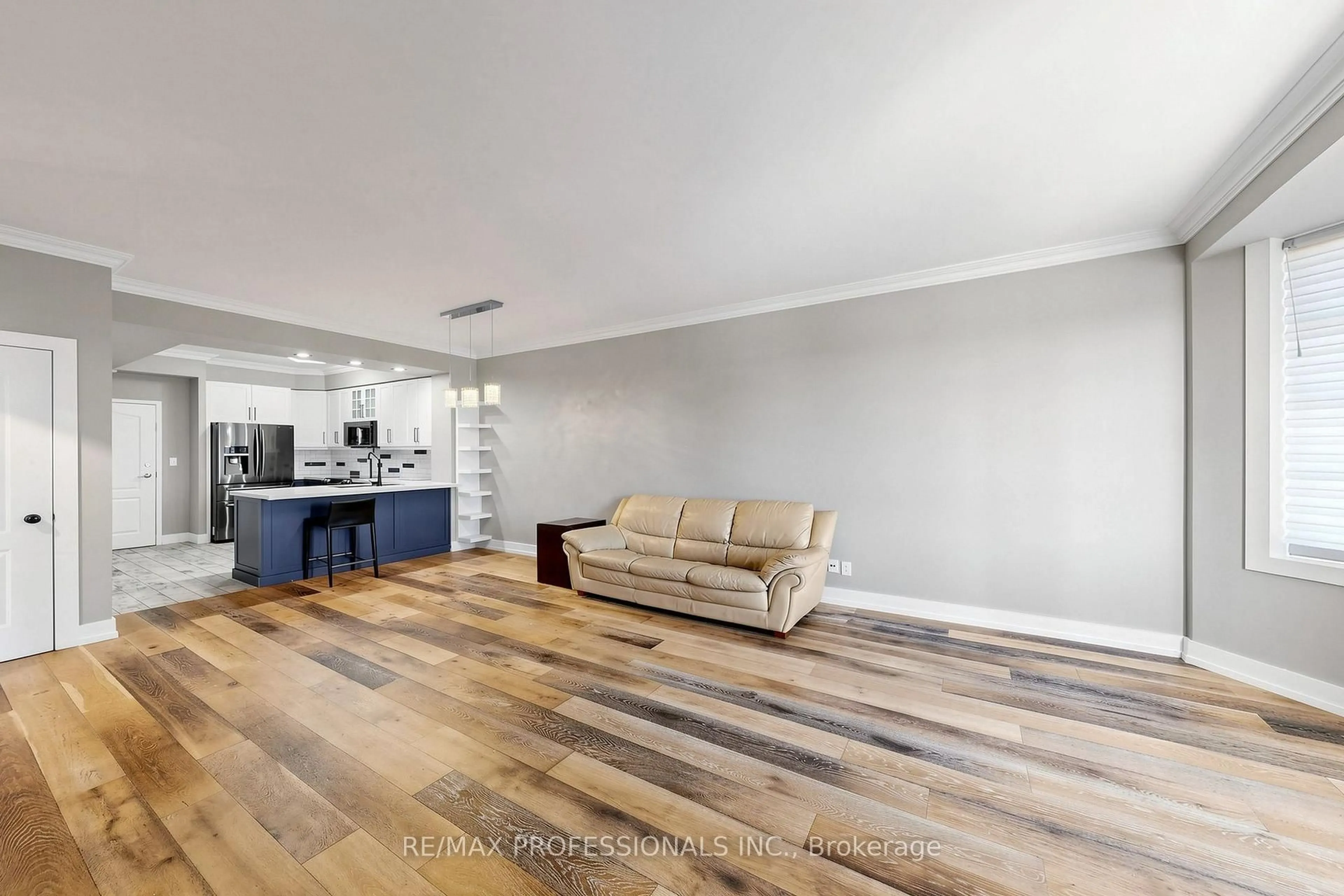 Living room with furniture, wood/laminate floor for 3531 Lake Shore Blvd #206, Toronto Ontario M8W 1P4