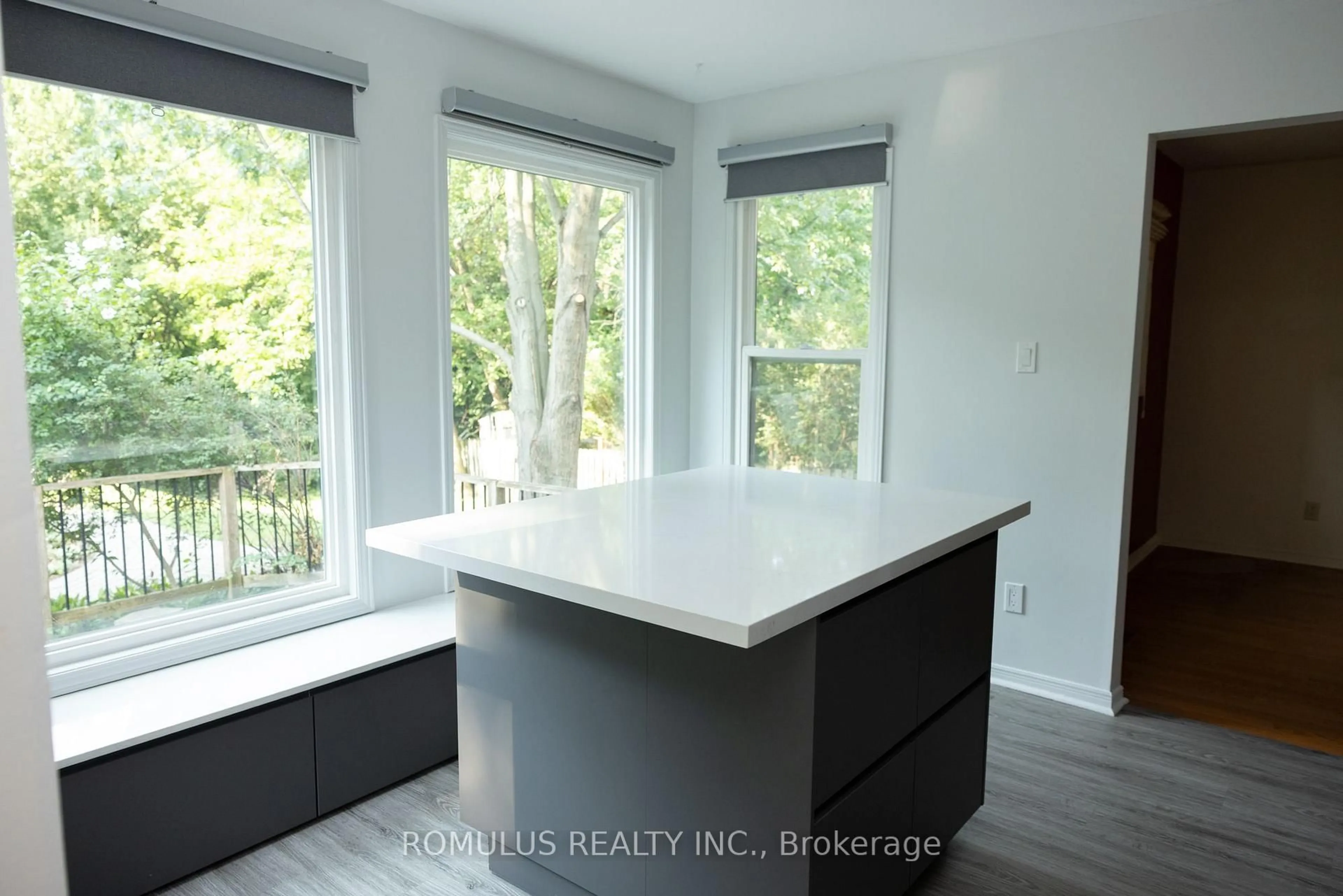 Open concept kitchen, wood/laminate floor for 280 King Andrew Dr, Mississauga Ontario L4Z 1P8