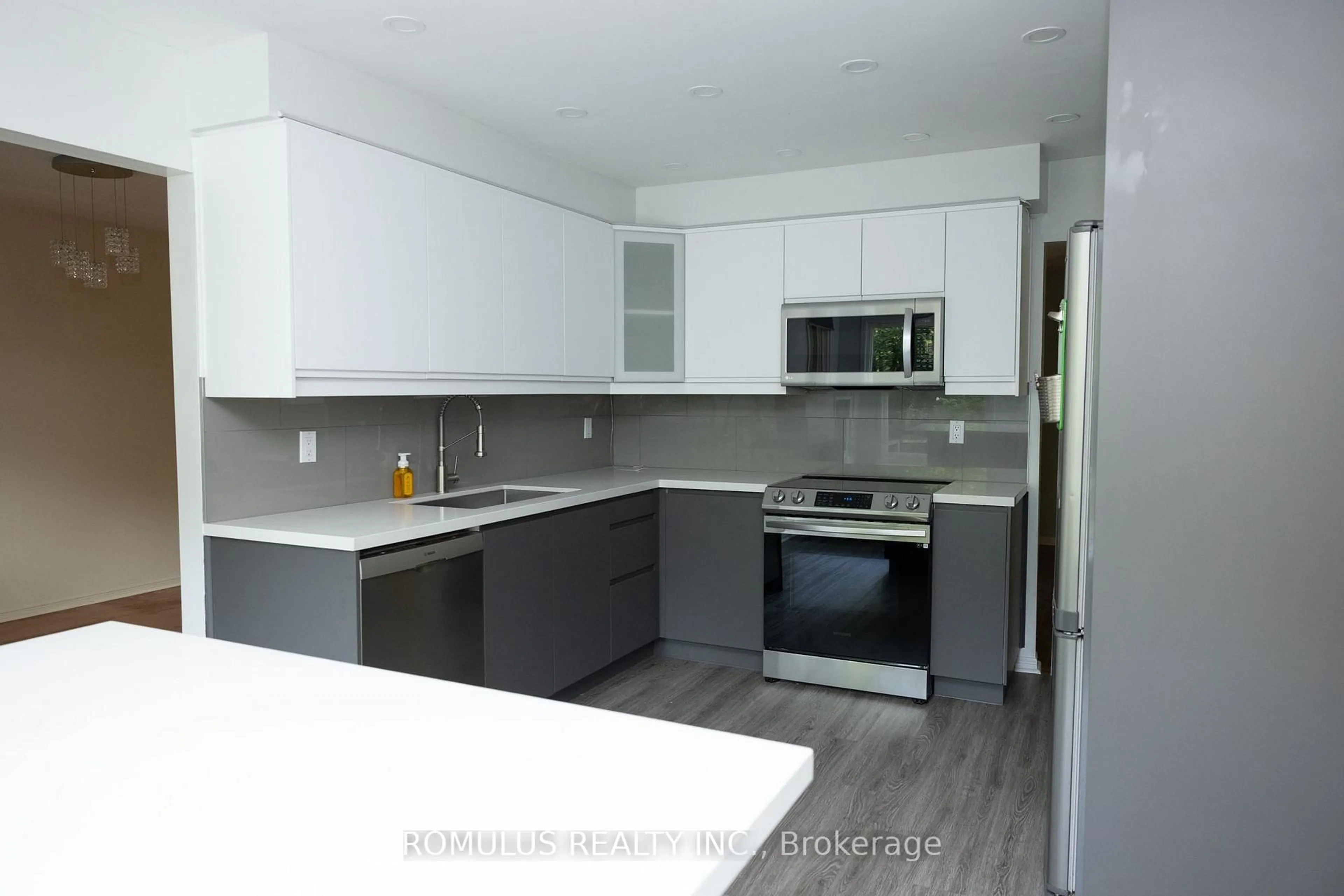 Open concept kitchen, unknown for 280 King Andrew Dr, Mississauga Ontario L4Z 1P8