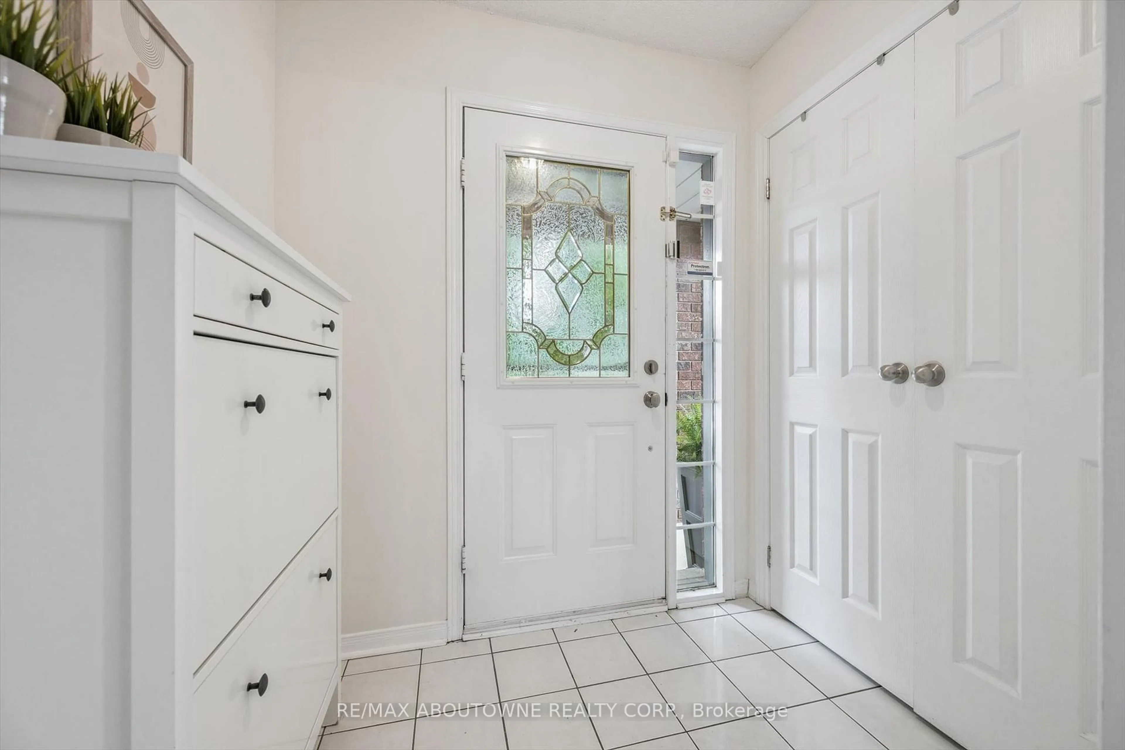 Indoor entryway for 416 Marlatt Dr, Oakville Ontario L6H 5X5