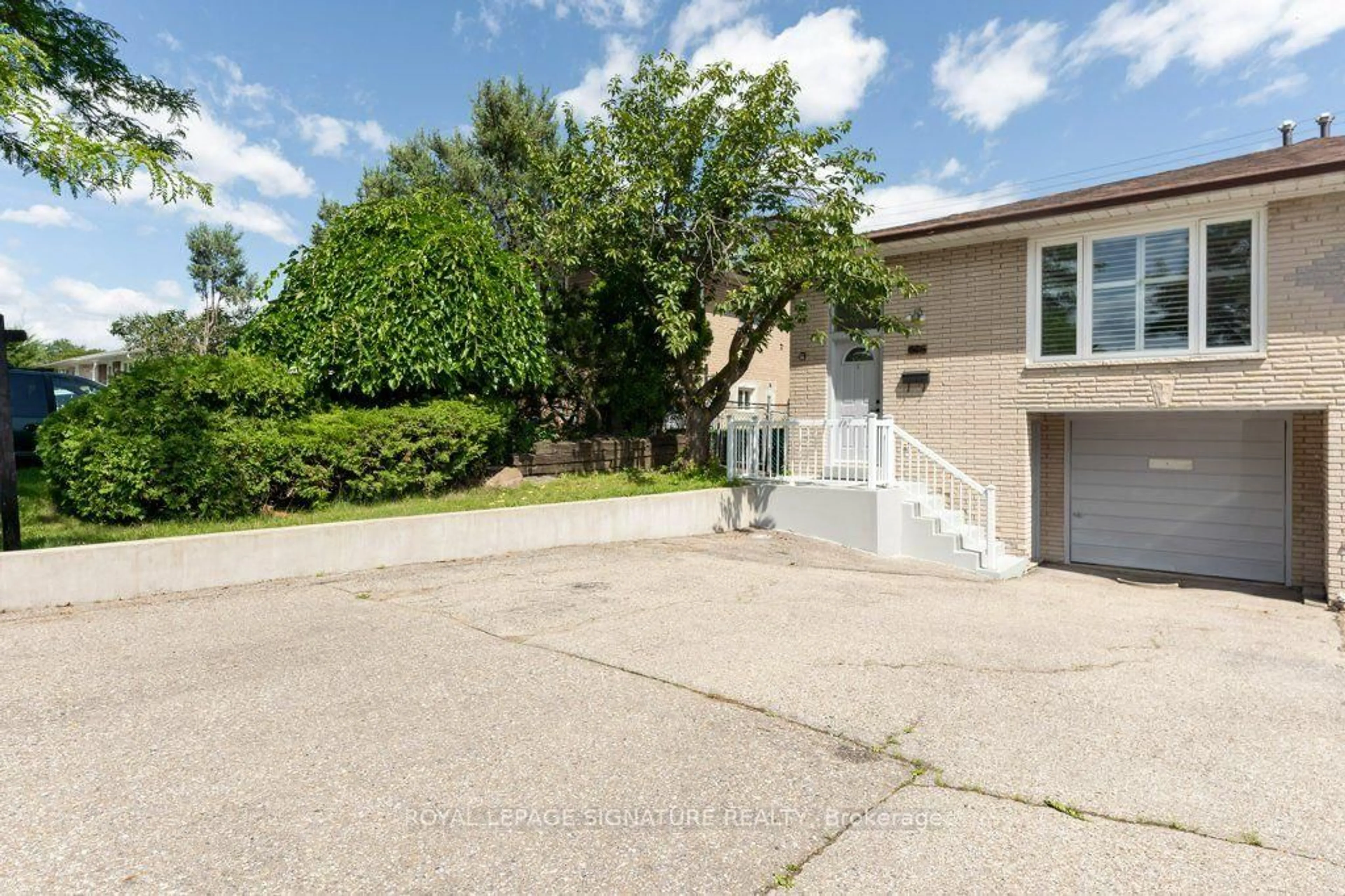 A pic from outside/outdoor area/front of a property/back of a property/a pic from drone, street for 676 Abana Rd, Mississauga Ontario L5A 1H4