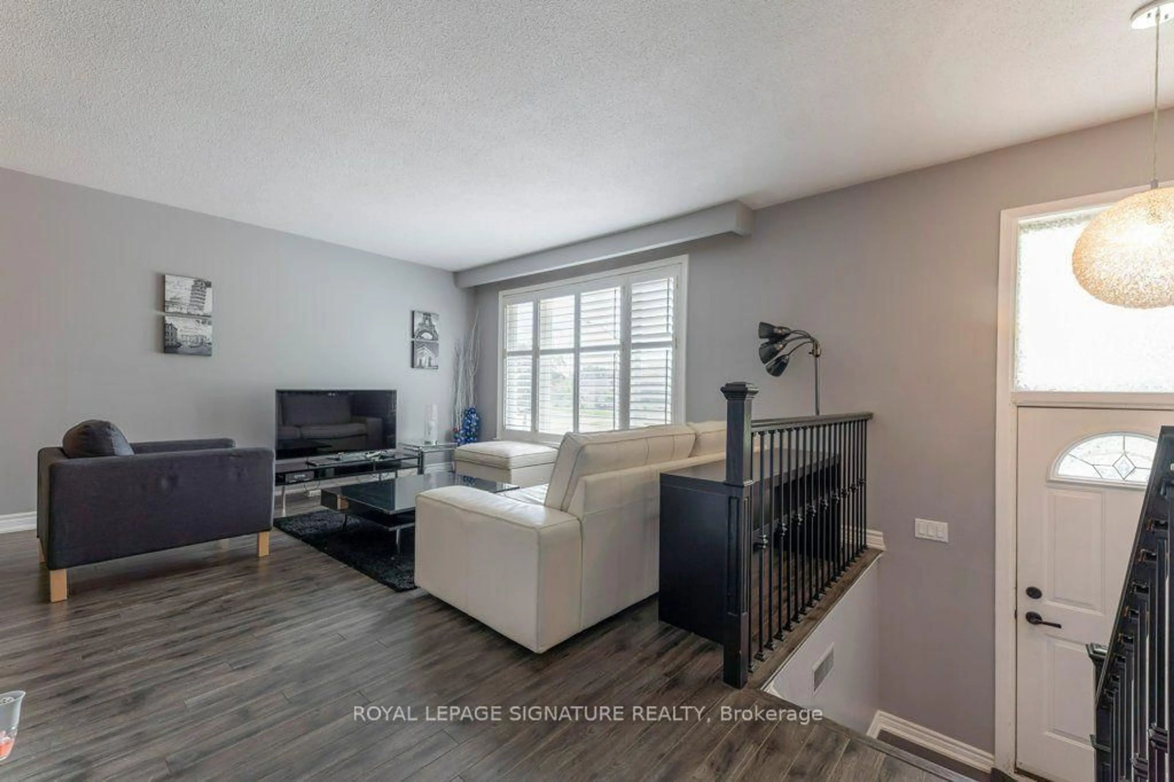 Living room with furniture, unknown for 676 Abana Rd, Mississauga Ontario L5A 1H4