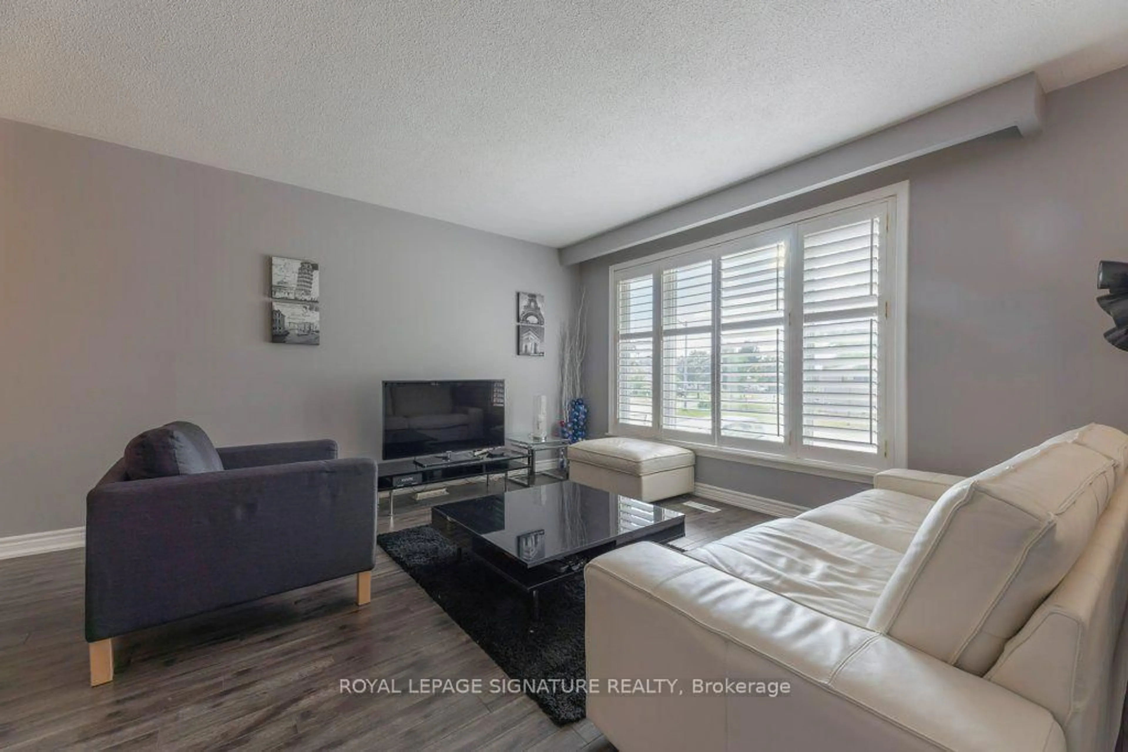 Living room with furniture, wood/laminate floor for 676 Abana Rd, Mississauga Ontario L5A 1H4