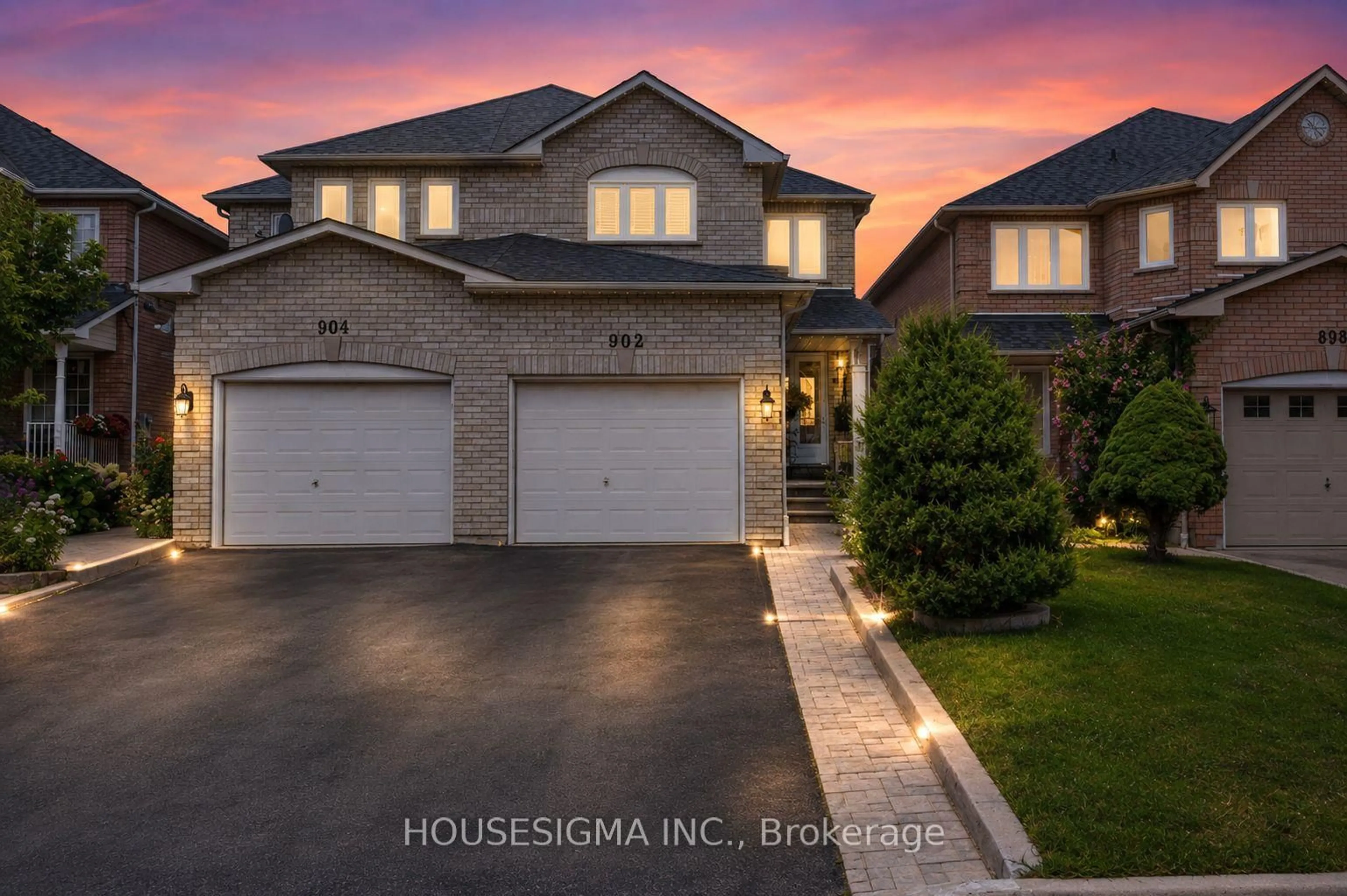 Home with brick exterior material, street for 902 Applecroft Circ, Mississauga Ontario L5V 2A7