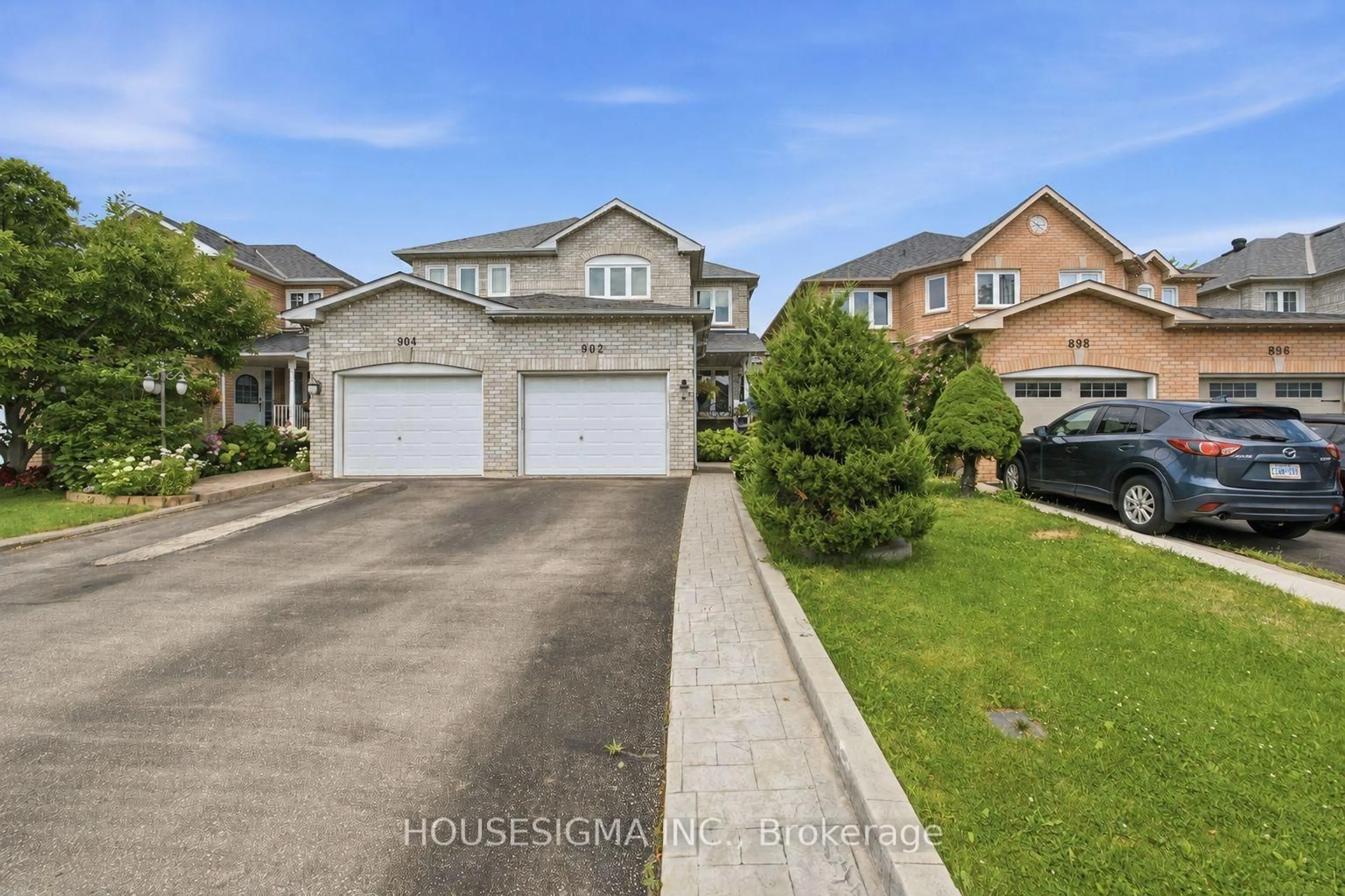 A pic from outside/outdoor area/front of a property/back of a property/a pic from drone, street for 902 Applecroft Circ, Mississauga Ontario L5V 2A7