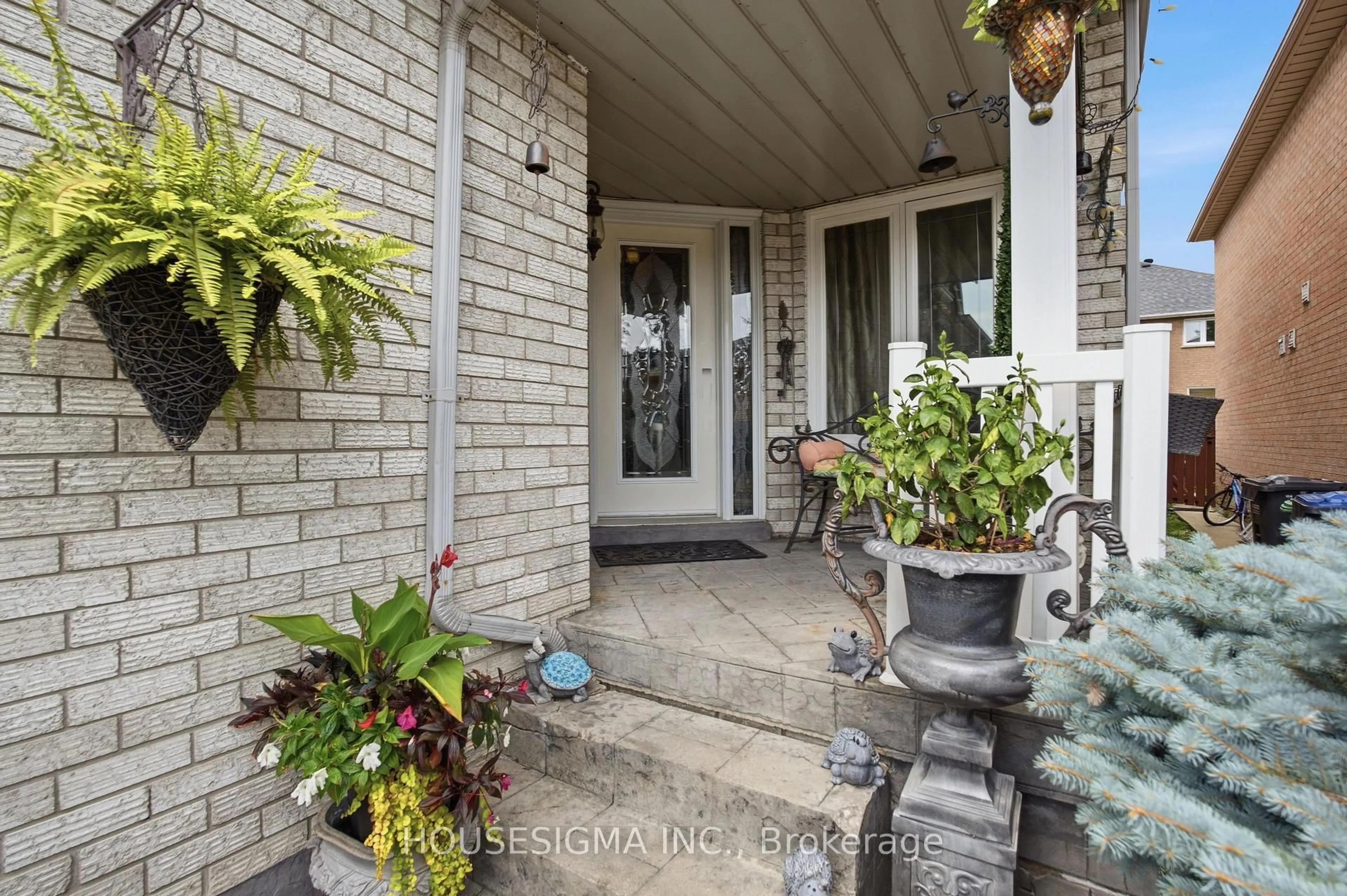 Indoor entryway for 902 Applecroft Circ, Mississauga Ontario L5V 2A7