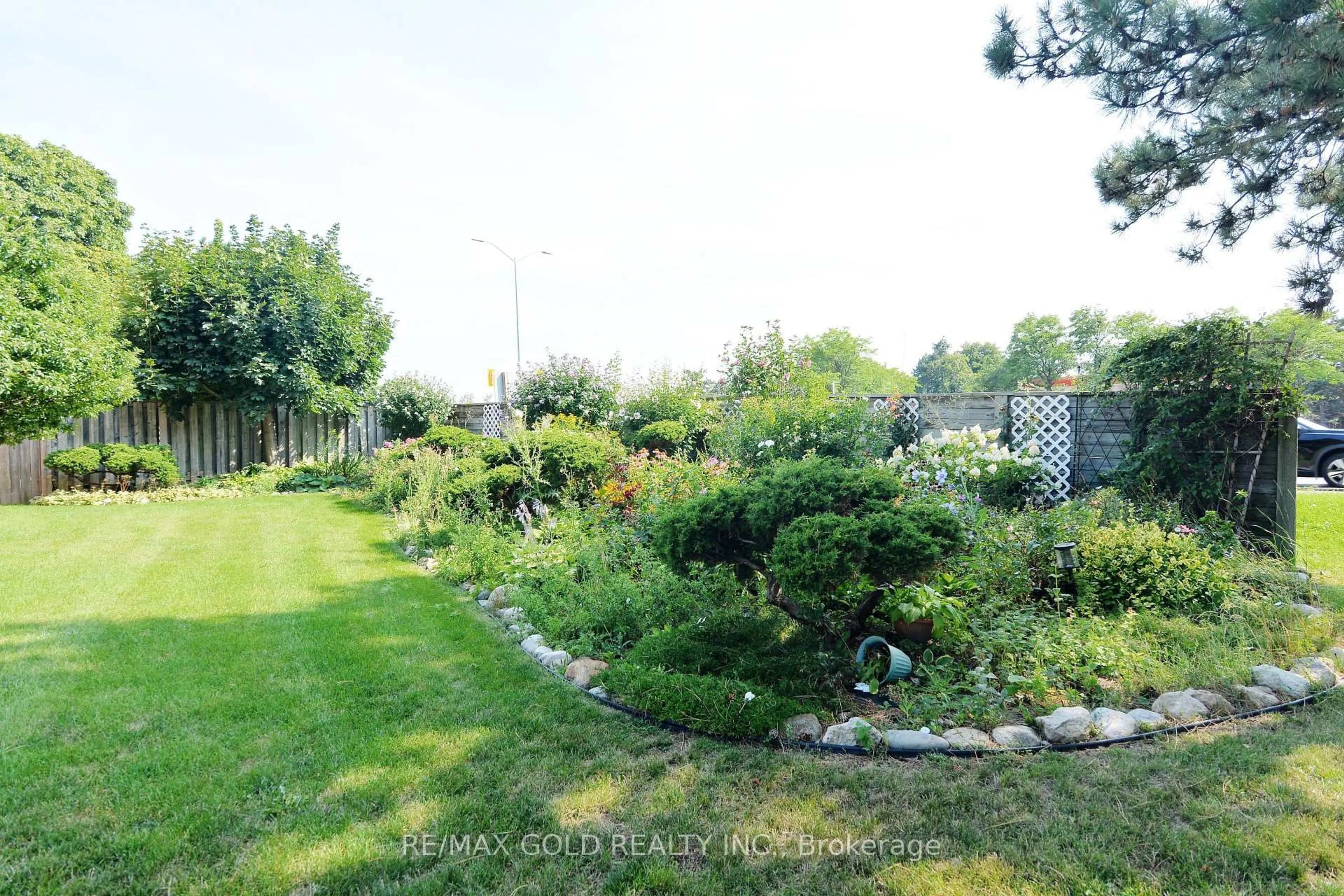 A pic from outside/outdoor area/front of a property/back of a property/a pic from drone, forest/trees view for 4284 Sawmill Valley Dr, Mississauga Ontario L5L 3M9