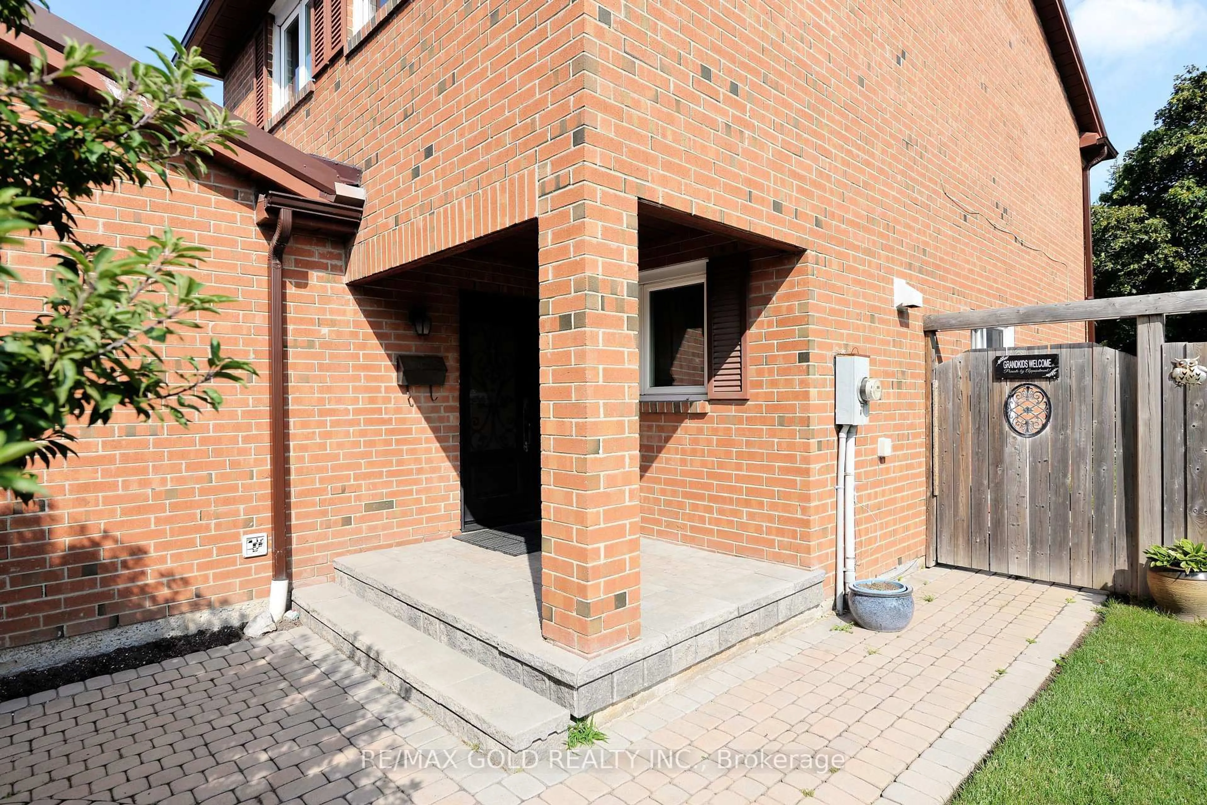 Home with brick exterior material, street for 4284 Sawmill Valley Dr, Mississauga Ontario L5L 3M9
