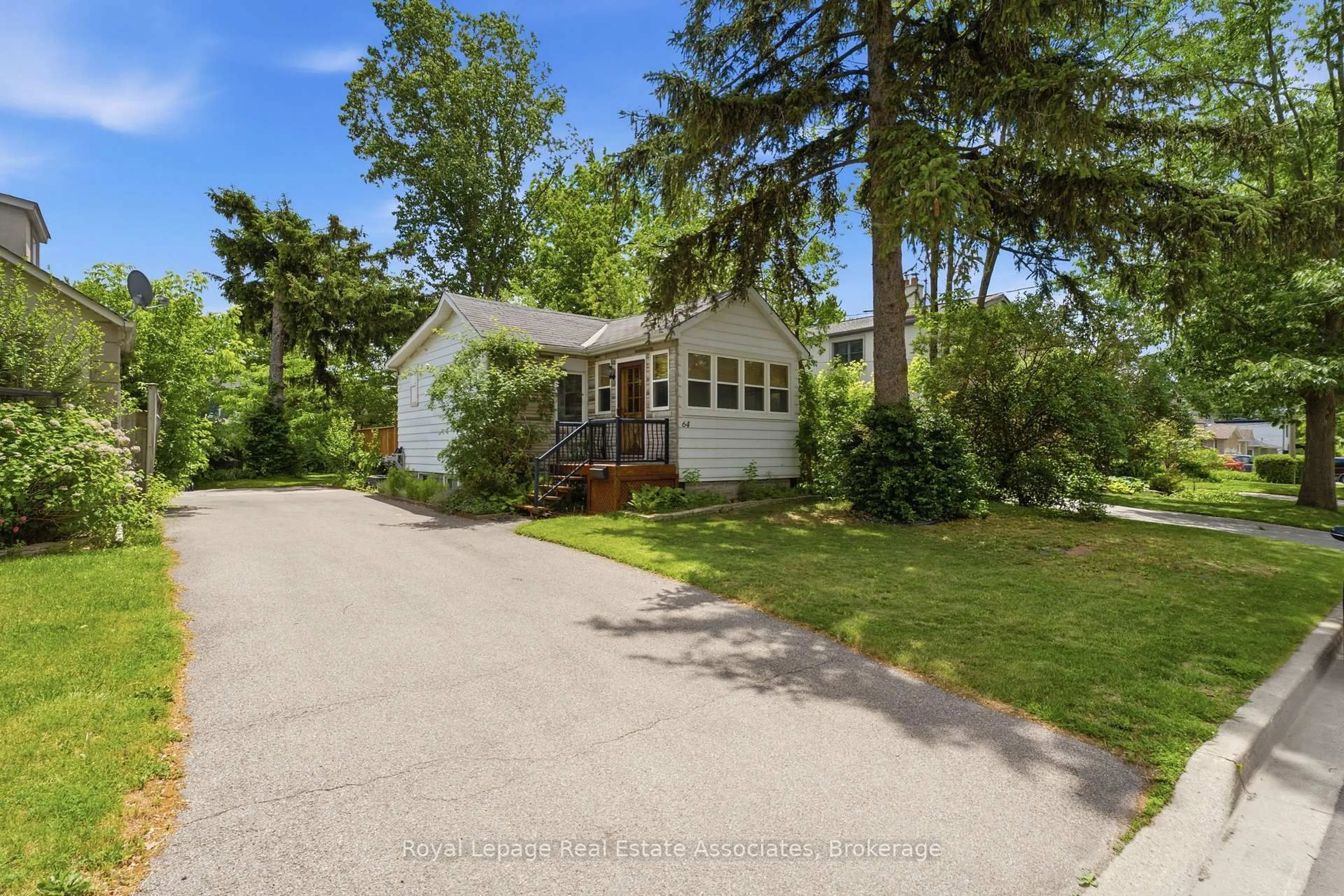 A pic from outside/outdoor area/front of a property/back of a property/a pic from drone, water/lake/river/ocean view for 64 Eaglewood Blvd, Mississauga Ontario L5G 1V4