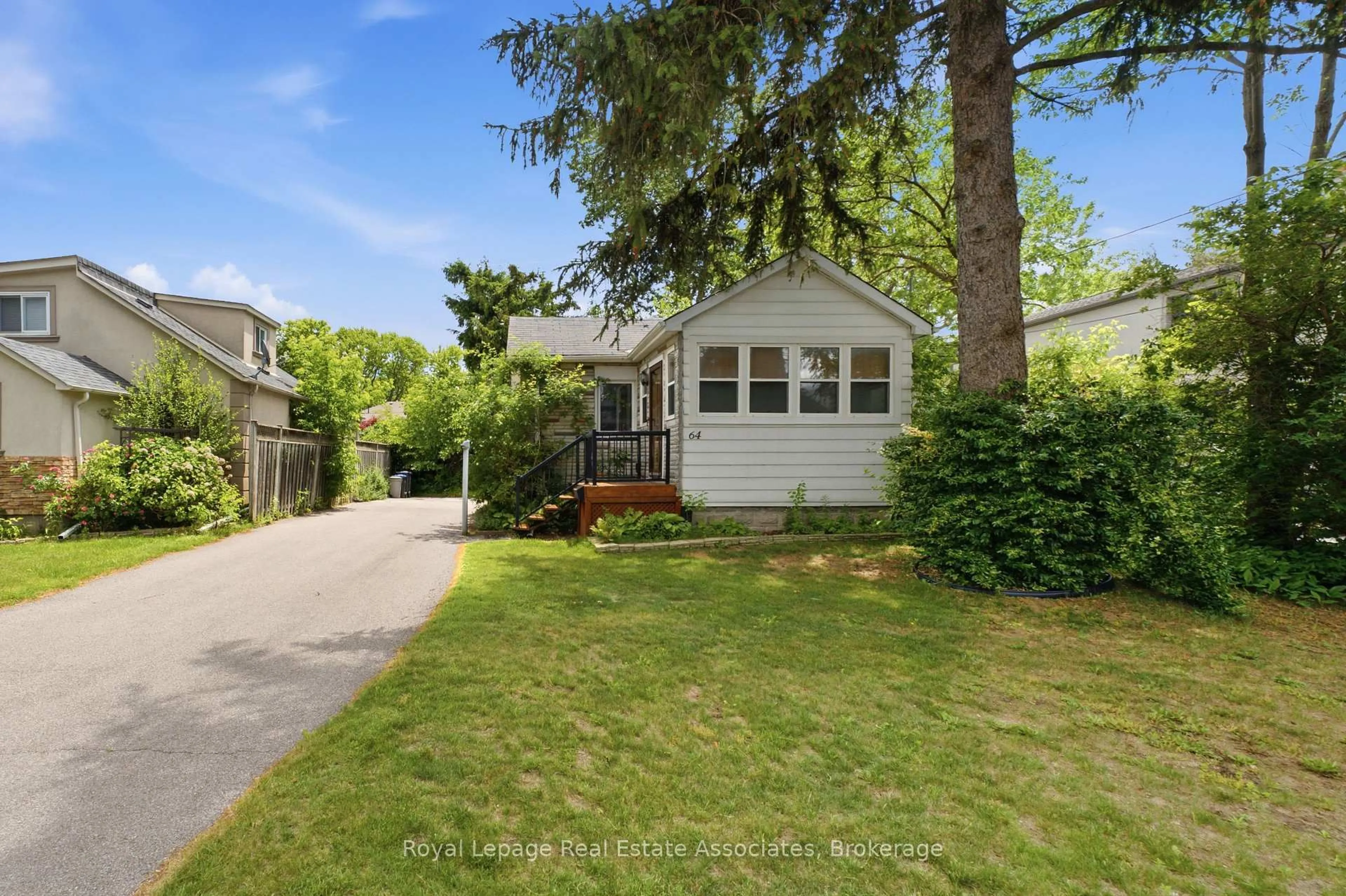 A pic from outside/outdoor area/front of a property/back of a property/a pic from drone, street for 64 Eaglewood Blvd, Mississauga Ontario L5G 1V4
