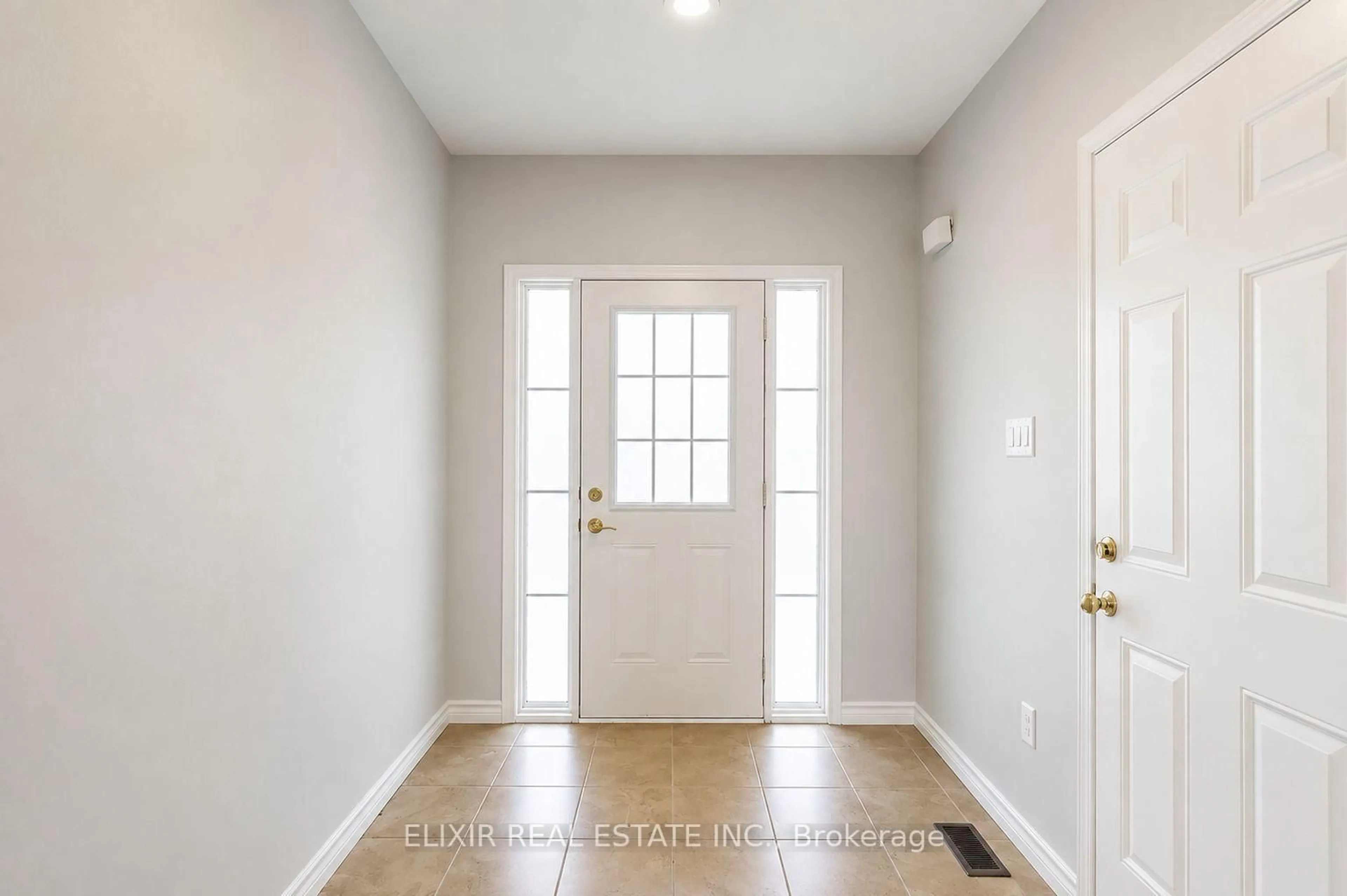 Indoor entryway for 90 Delport Clse, Brampton Ontario L6P 1V2