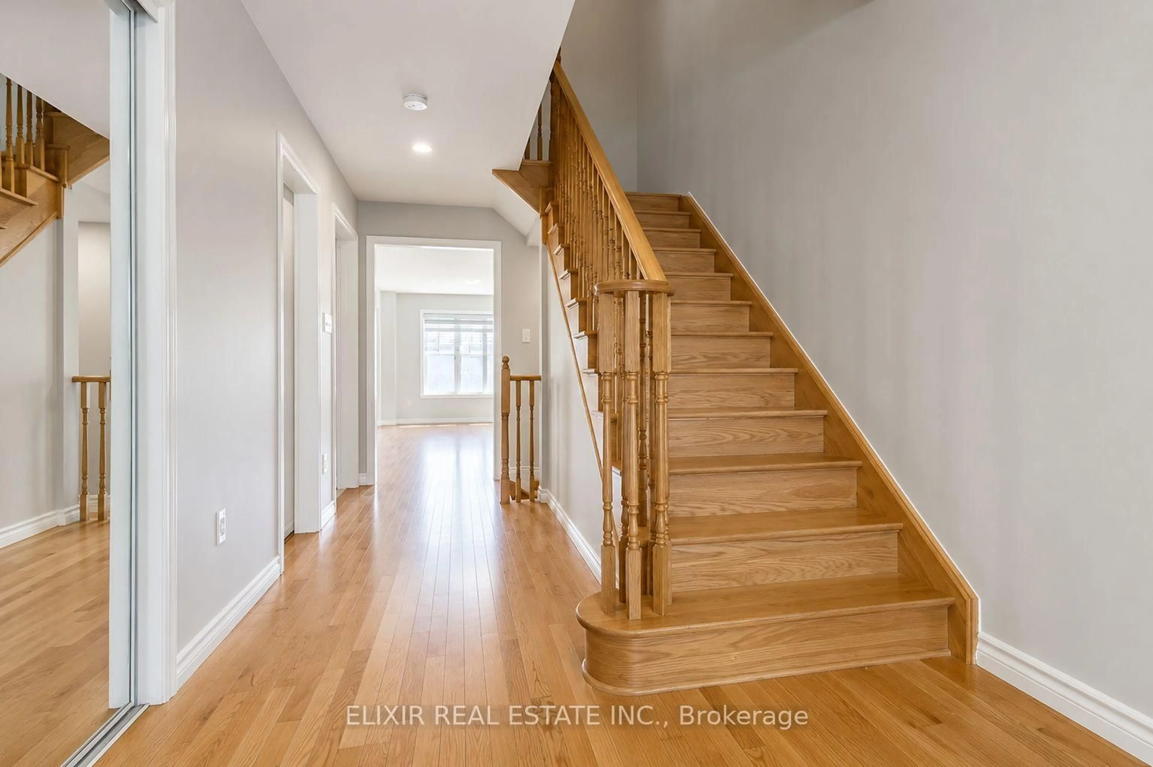 Indoor entryway for 90 Delport Clse, Brampton Ontario L6P 1V2