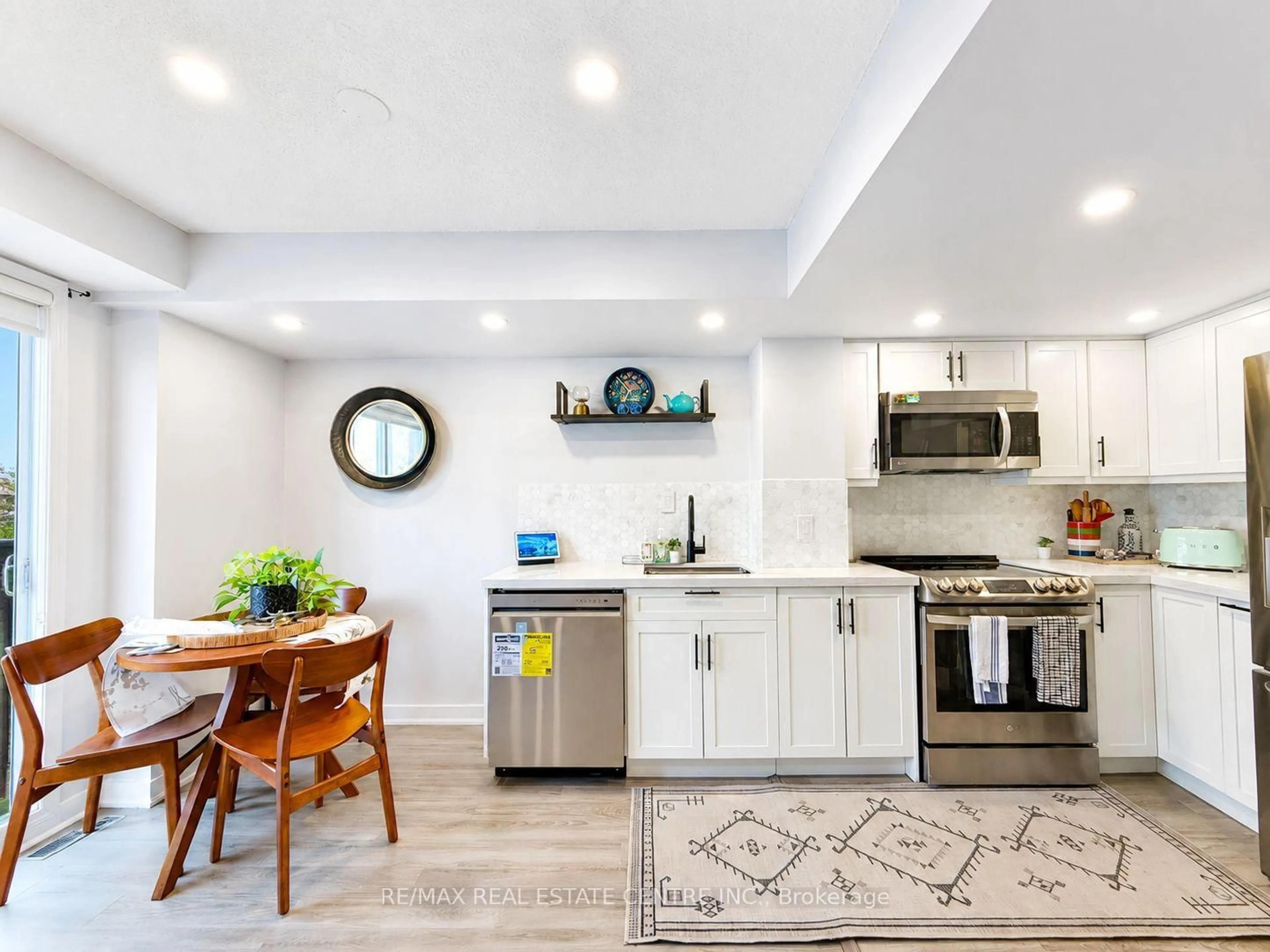 Open concept kitchen, ceramic/tile floor for 16 Laidlaw St #920, Toronto Ontario M6K 1X2