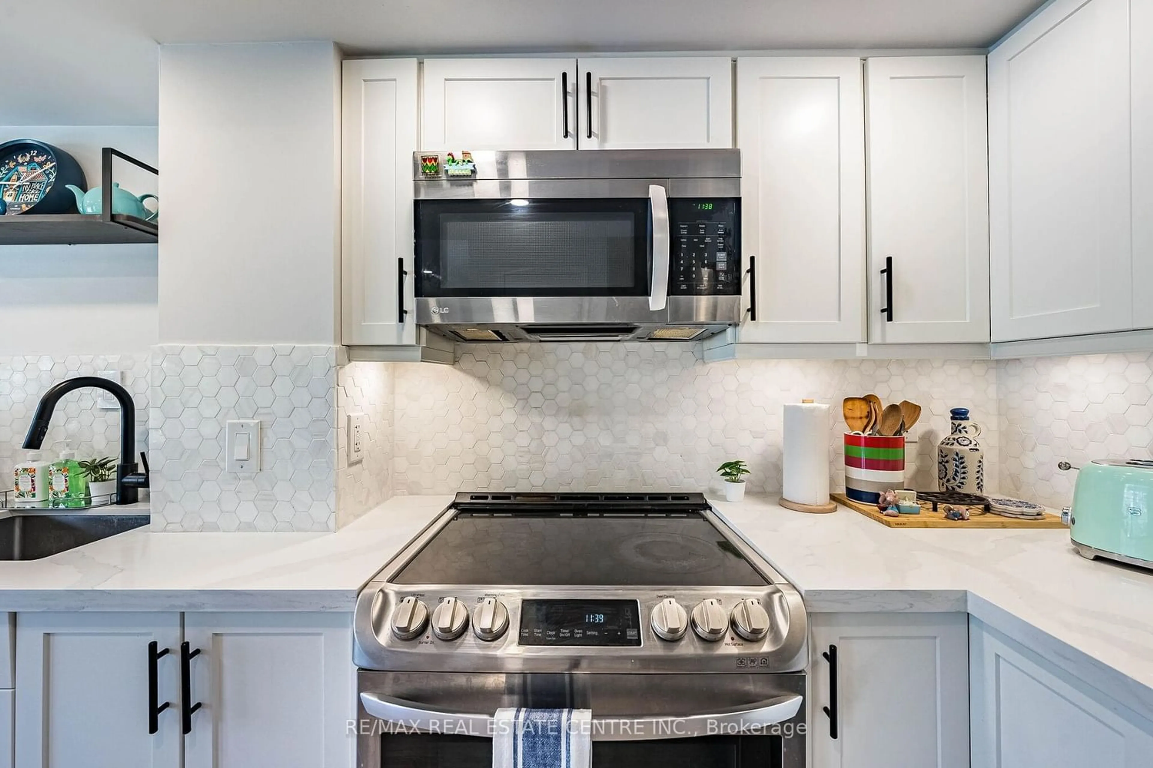 Contemporary kitchen, ceramic/tile floor for 16 Laidlaw St #920, Toronto Ontario M6K 1X2