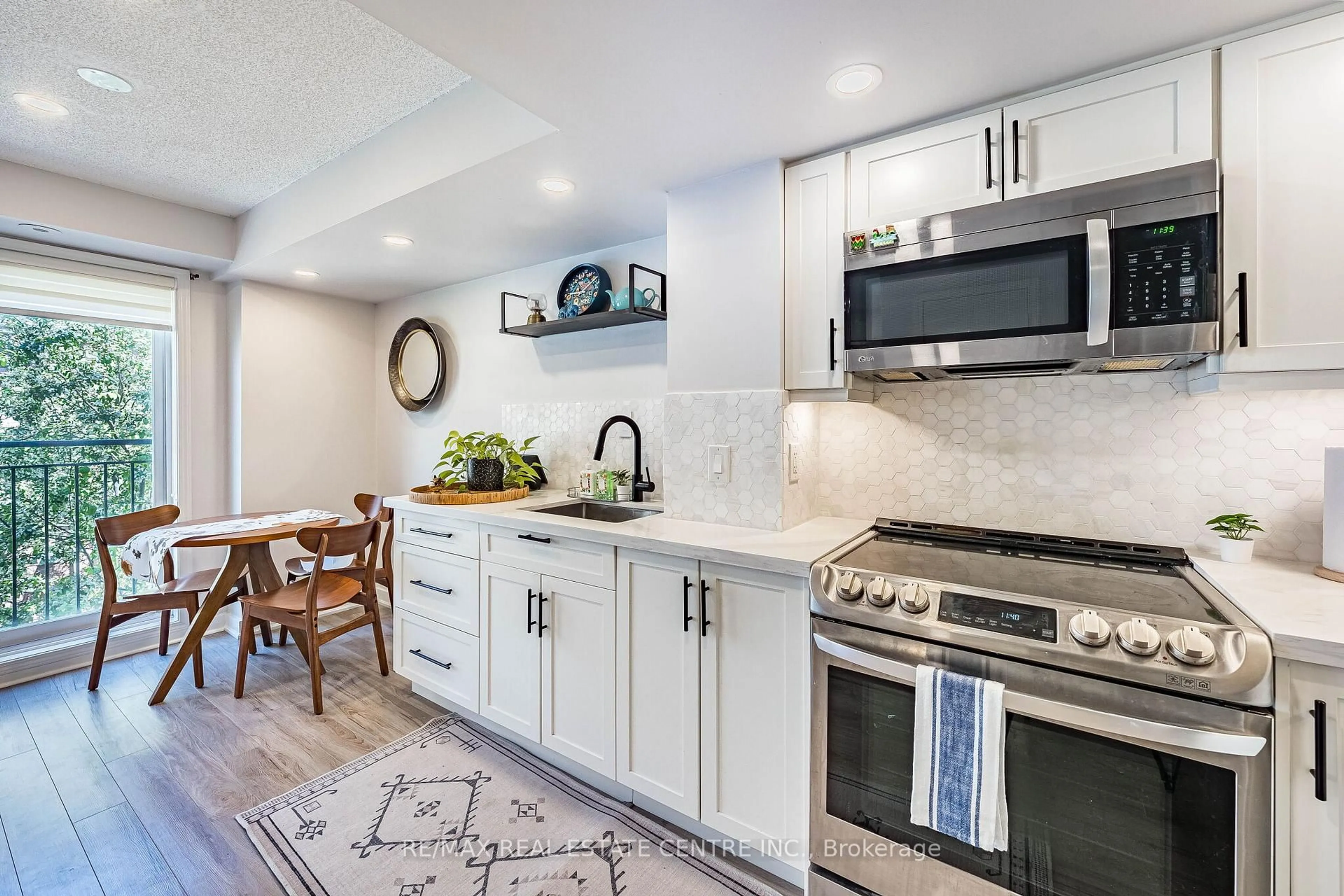 Open concept kitchen, ceramic/tile floor for 16 Laidlaw St #920, Toronto Ontario M6K 1X2