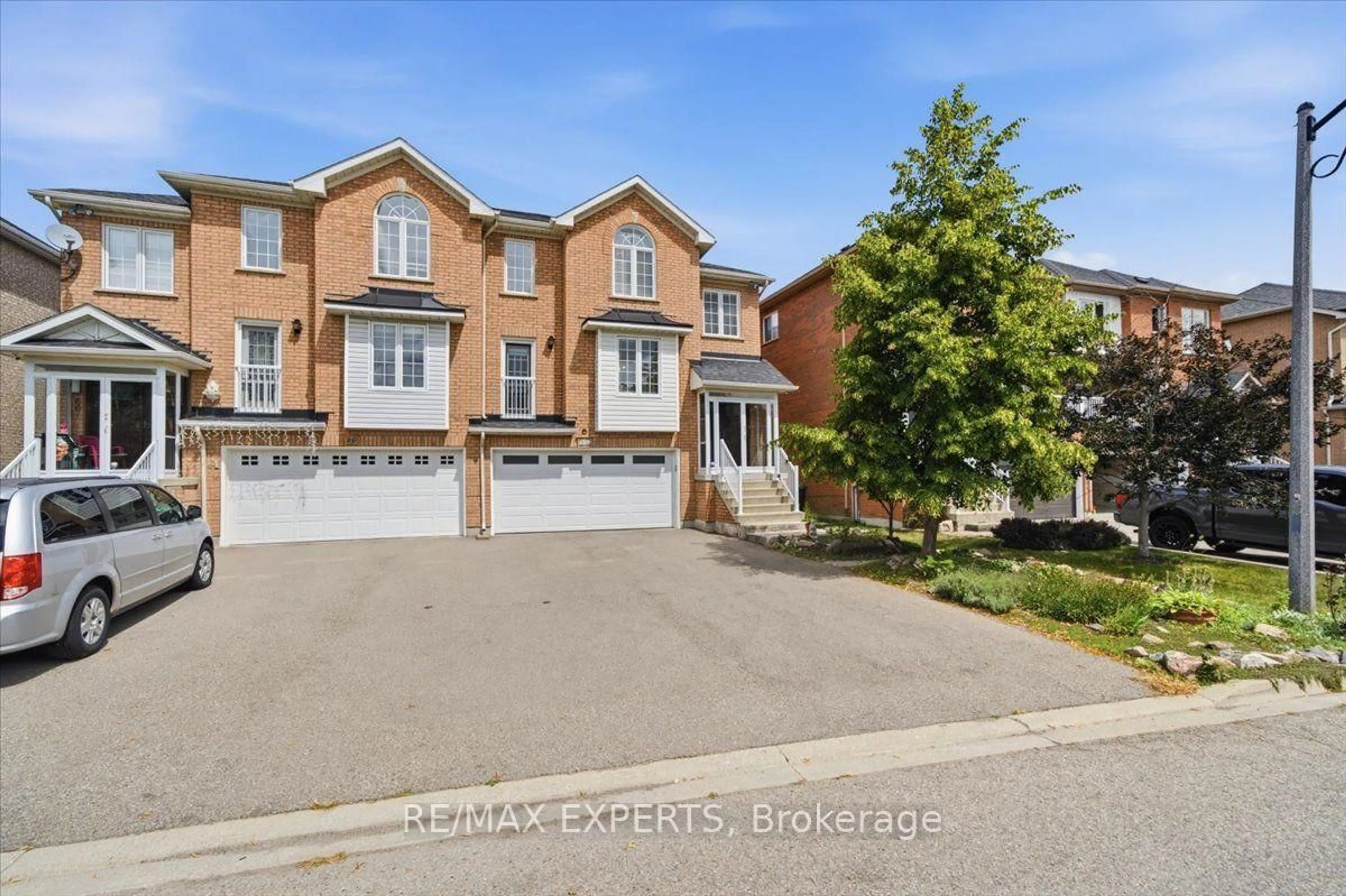 A pic from outside/outdoor area/front of a property/back of a property/a pic from drone, street for 64 Knoll Haven Circ, Caledon Ontario L7E 2V5