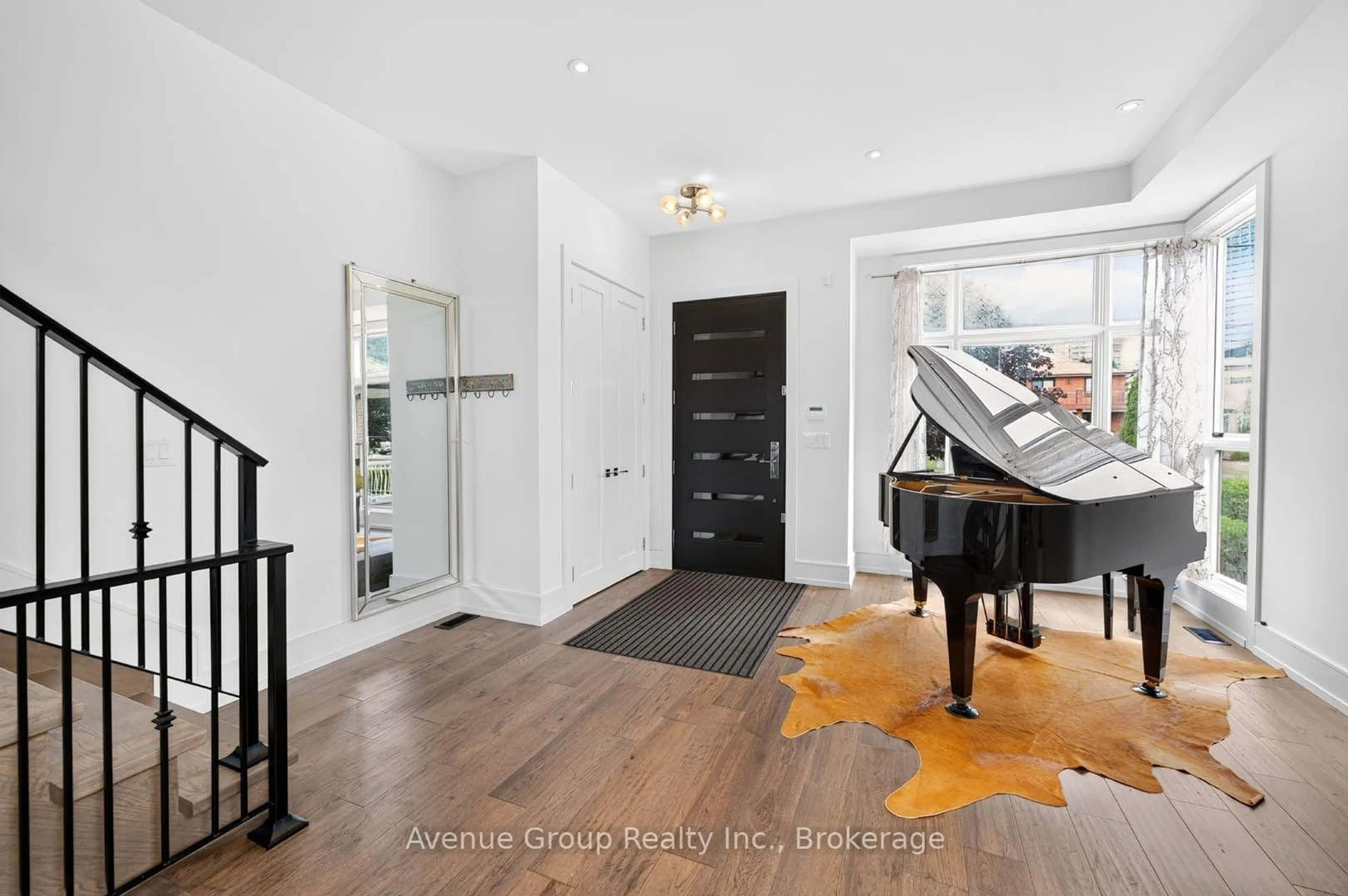 Indoor entryway for 33 Cartwright Ave, Toronto Ontario M6A 1T8