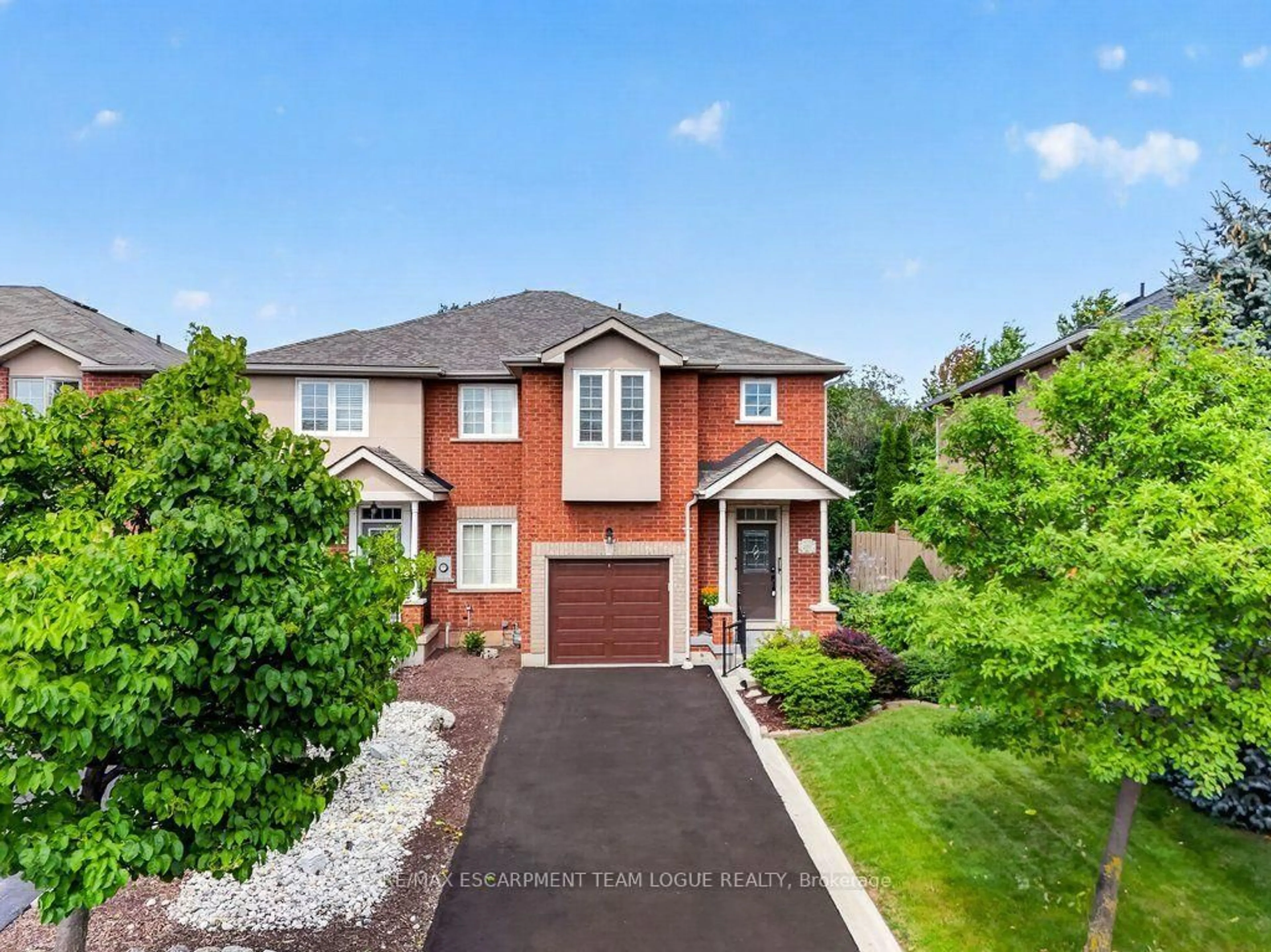 A pic from outside/outdoor area/front of a property/back of a property/a pic from drone, street for 2391 DALEBROOK Dr, Oakville Ontario L6H 6K4