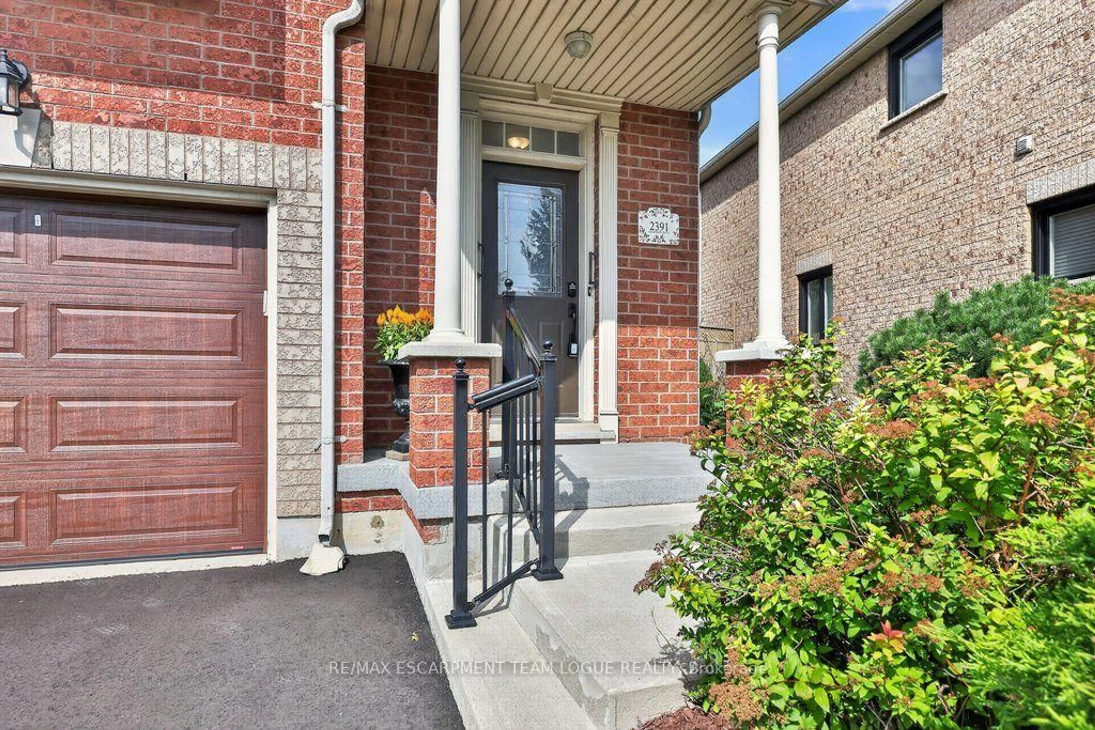 Home with brick exterior material, street for 2391 DALEBROOK Dr, Oakville Ontario L6H 6K4