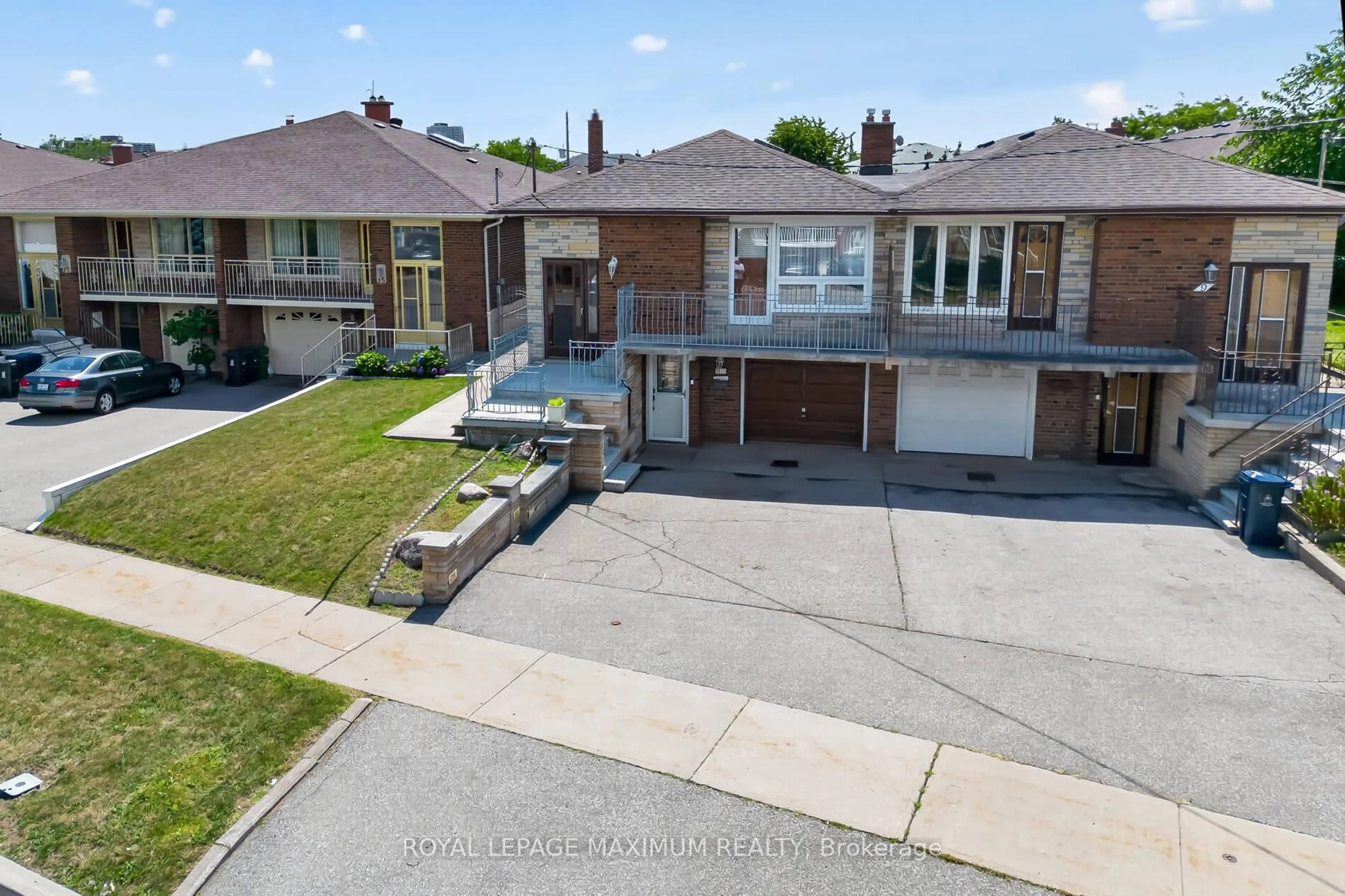 A pic from outside/outdoor area/front of a property/back of a property/a pic from drone, street for 11 Hisey Cres, Toronto Ontario M3N 1T9