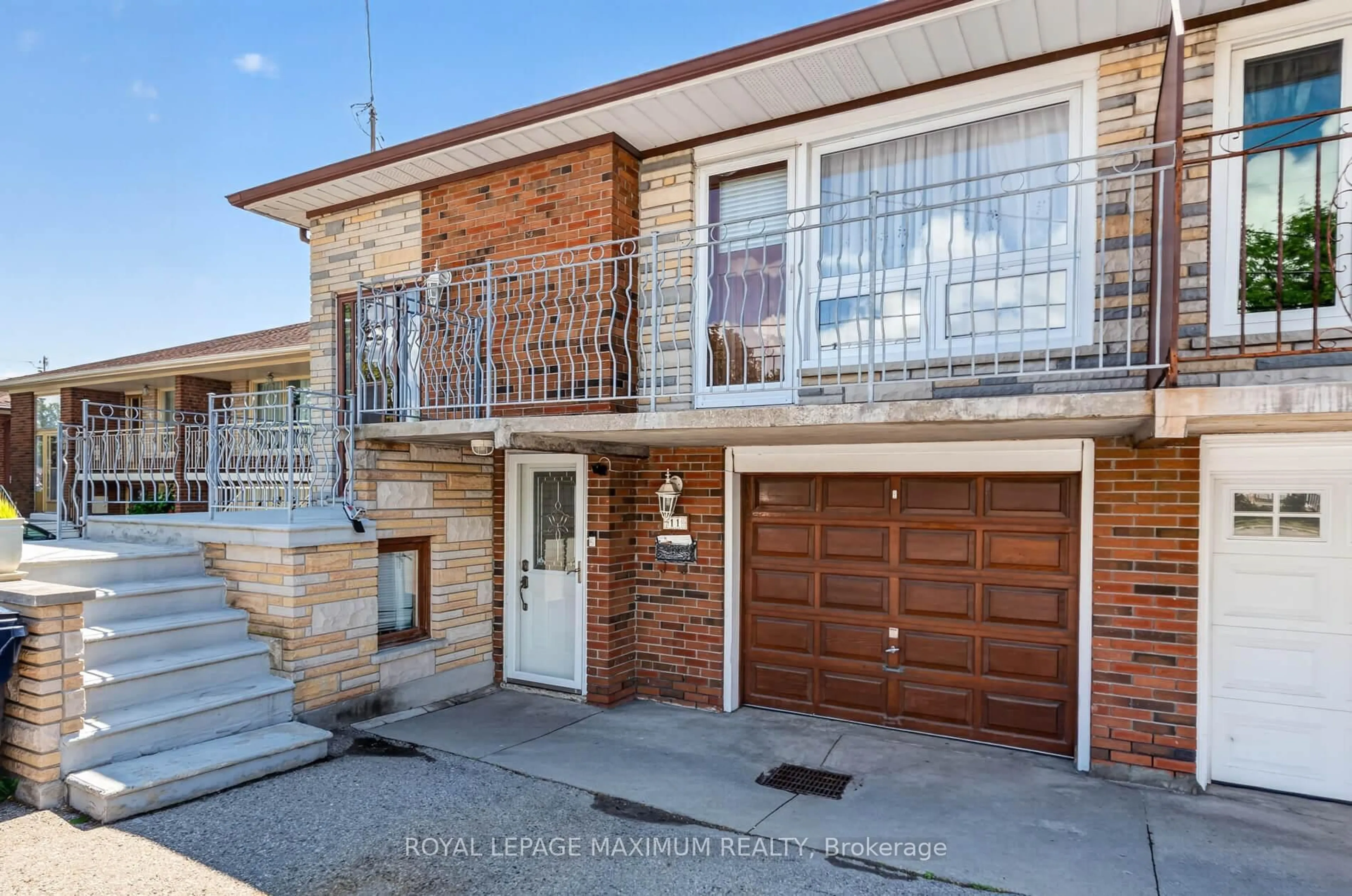 A pic from outside/outdoor area/front of a property/back of a property/a pic from drone, street for 11 Hisey Cres, Toronto Ontario M3N 1T9