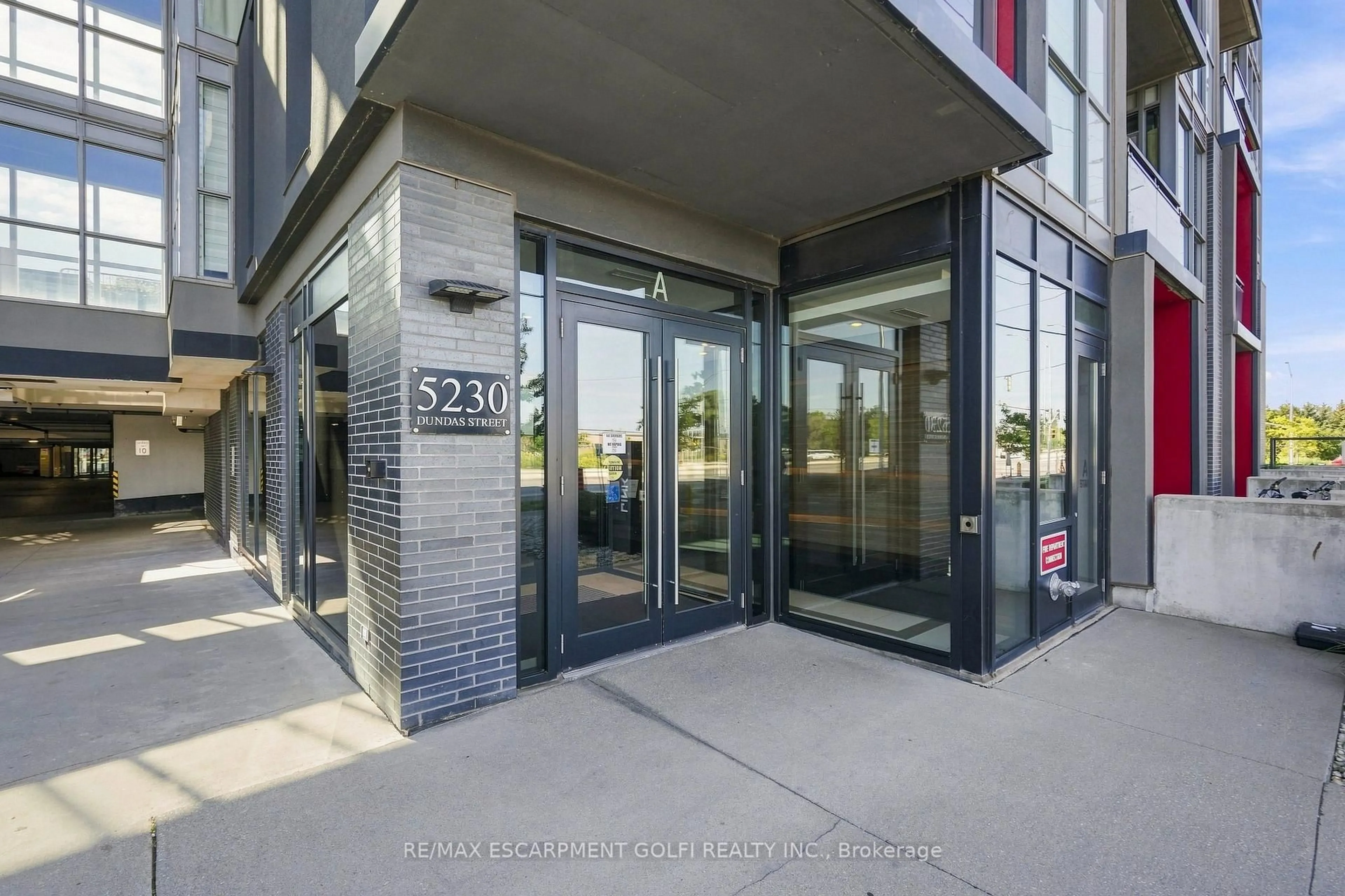 Indoor foyer for 5230 Dundas St #A524, Burlington Ontario L7L 0J5