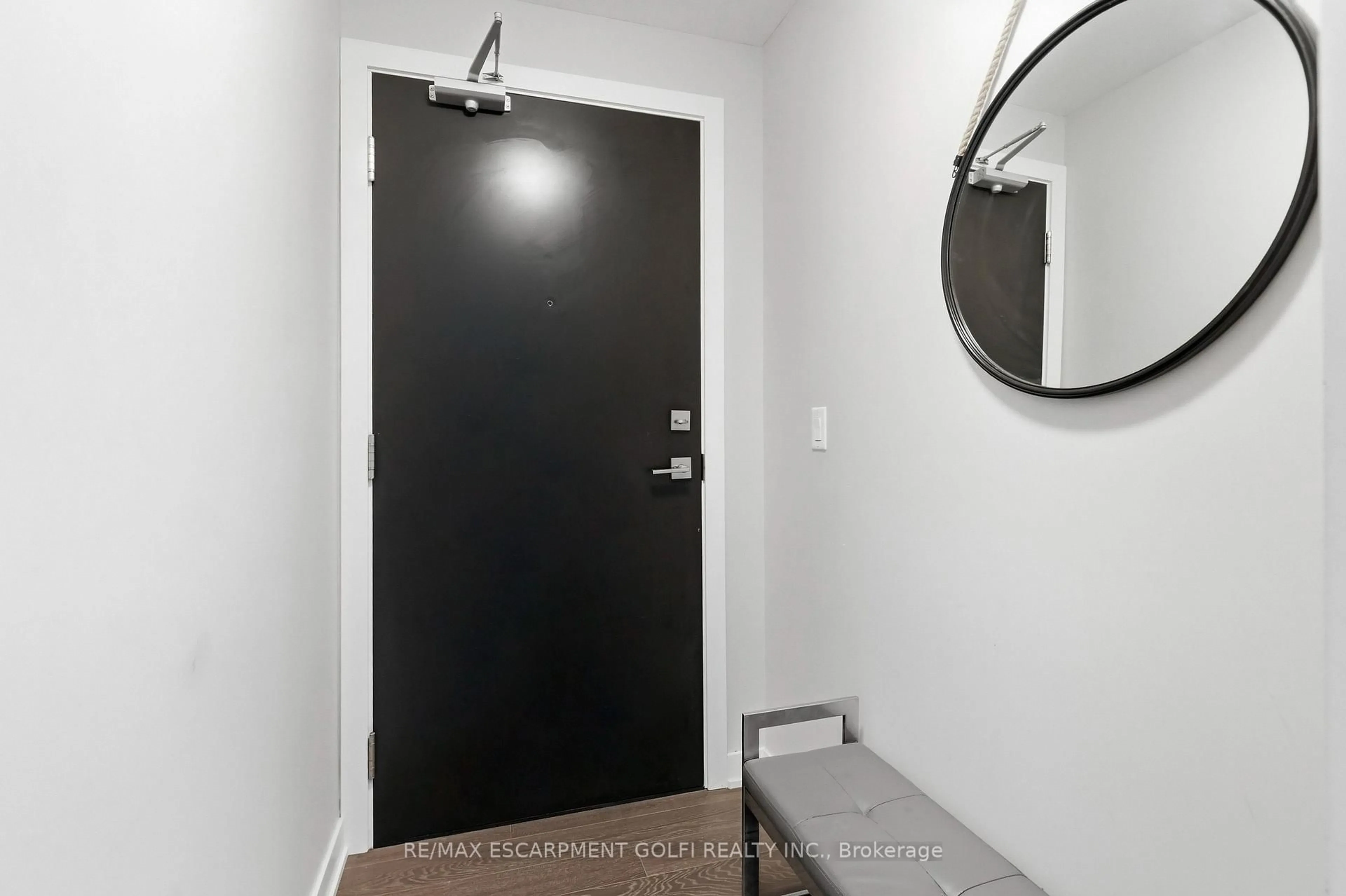 Indoor entryway for 5230 Dundas St #A524, Burlington Ontario L7L 0J5