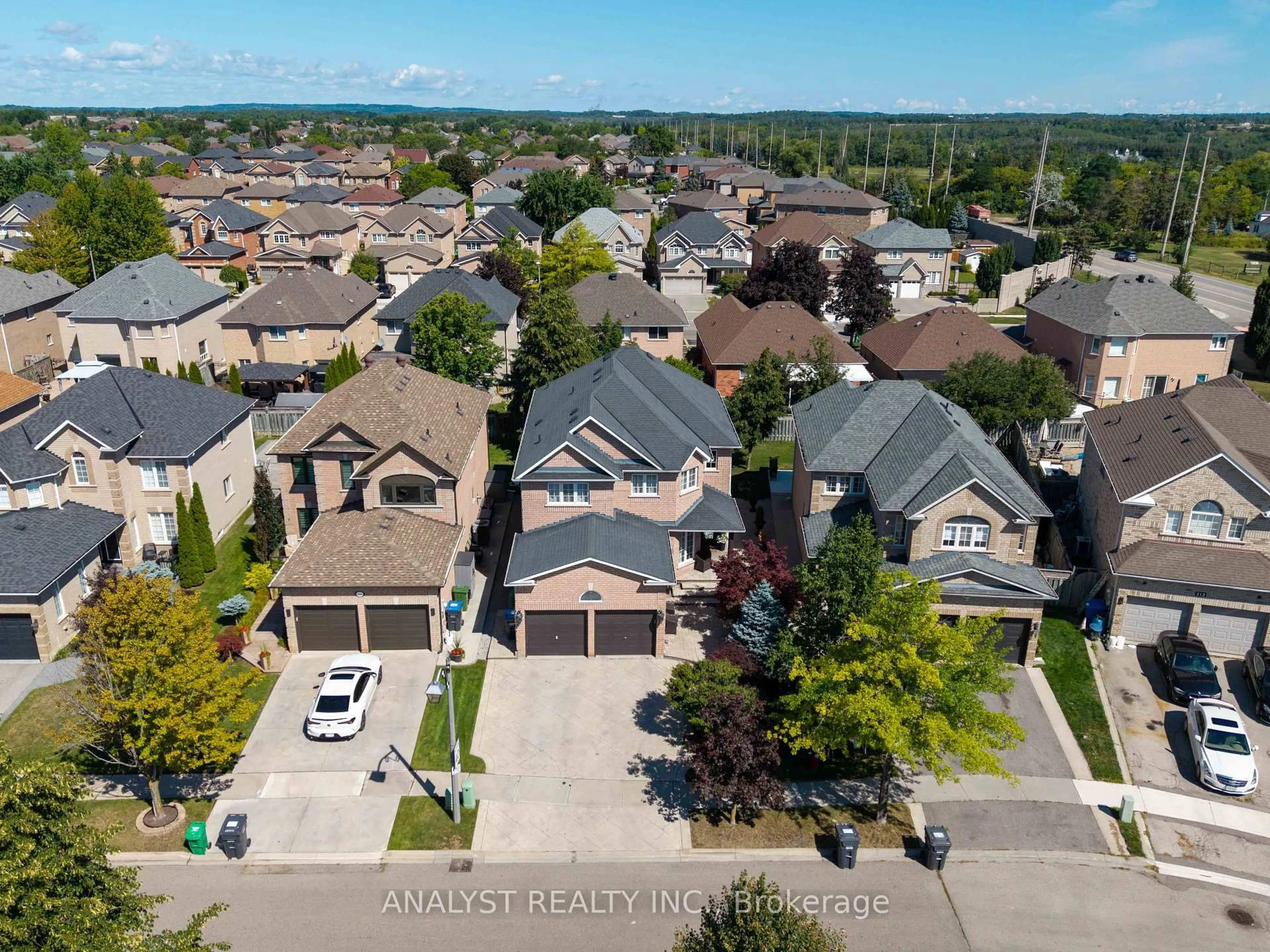 A pic from outside/outdoor area/front of a property/back of a property/a pic from drone, street for 216 Waterbury St, Caledon Ontario L7E 2H9