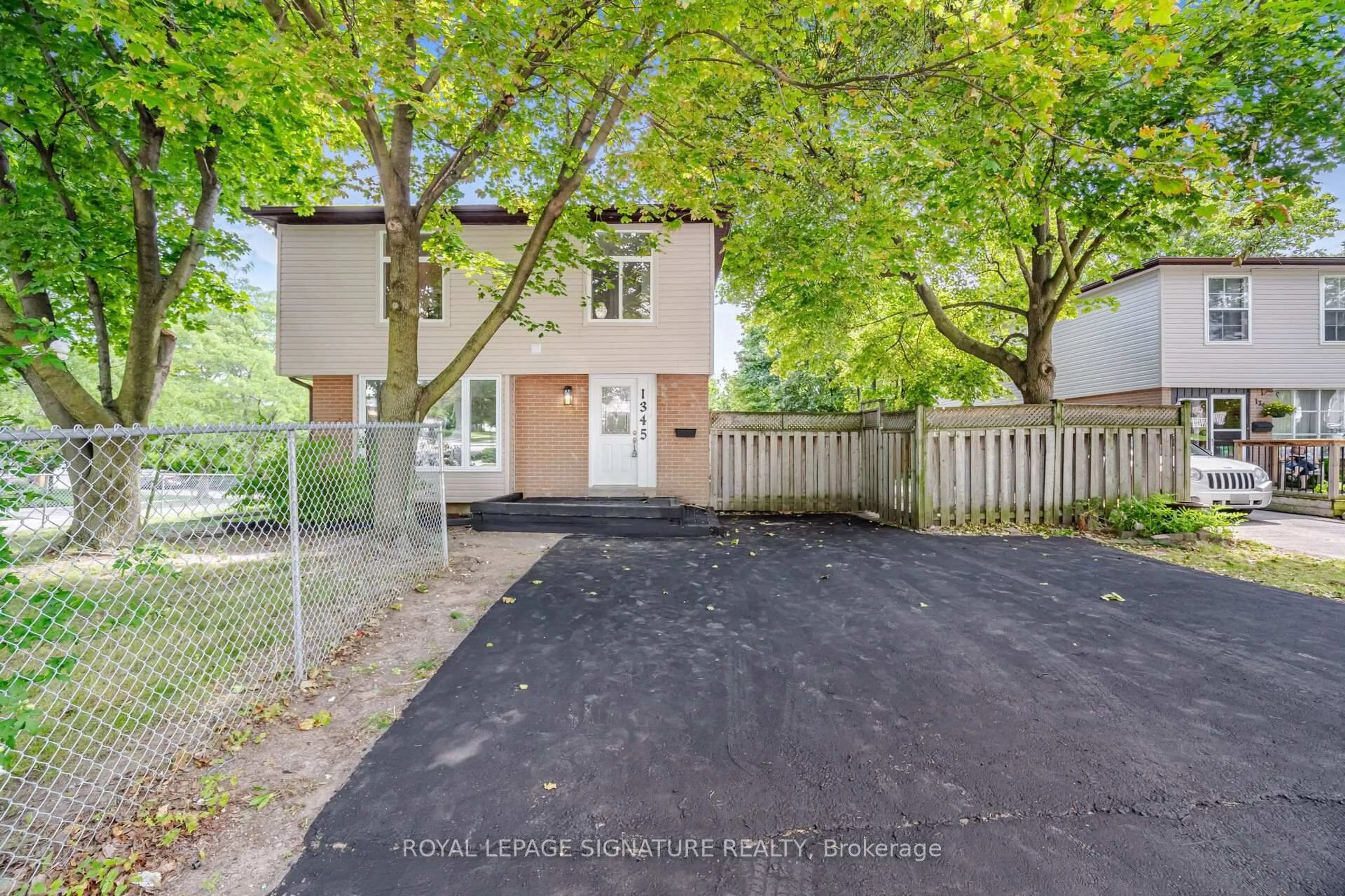 A pic from outside/outdoor area/front of a property/back of a property/a pic from drone, street for 1345 Playford Rd, Mississauga Ontario L5J 3V9