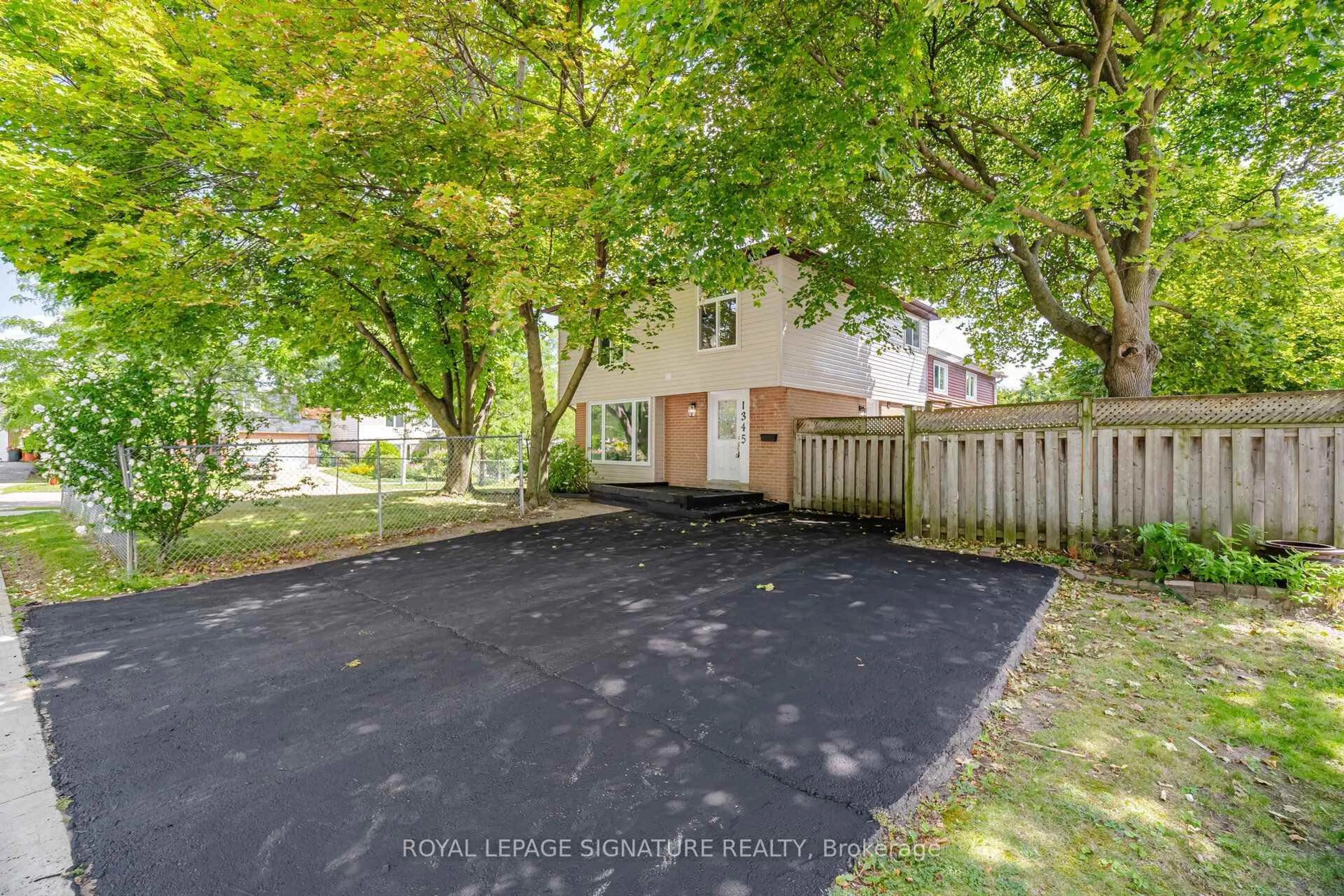 A pic from outside/outdoor area/front of a property/back of a property/a pic from drone, street for 1345 Playford Rd, Mississauga Ontario L5J 3V9