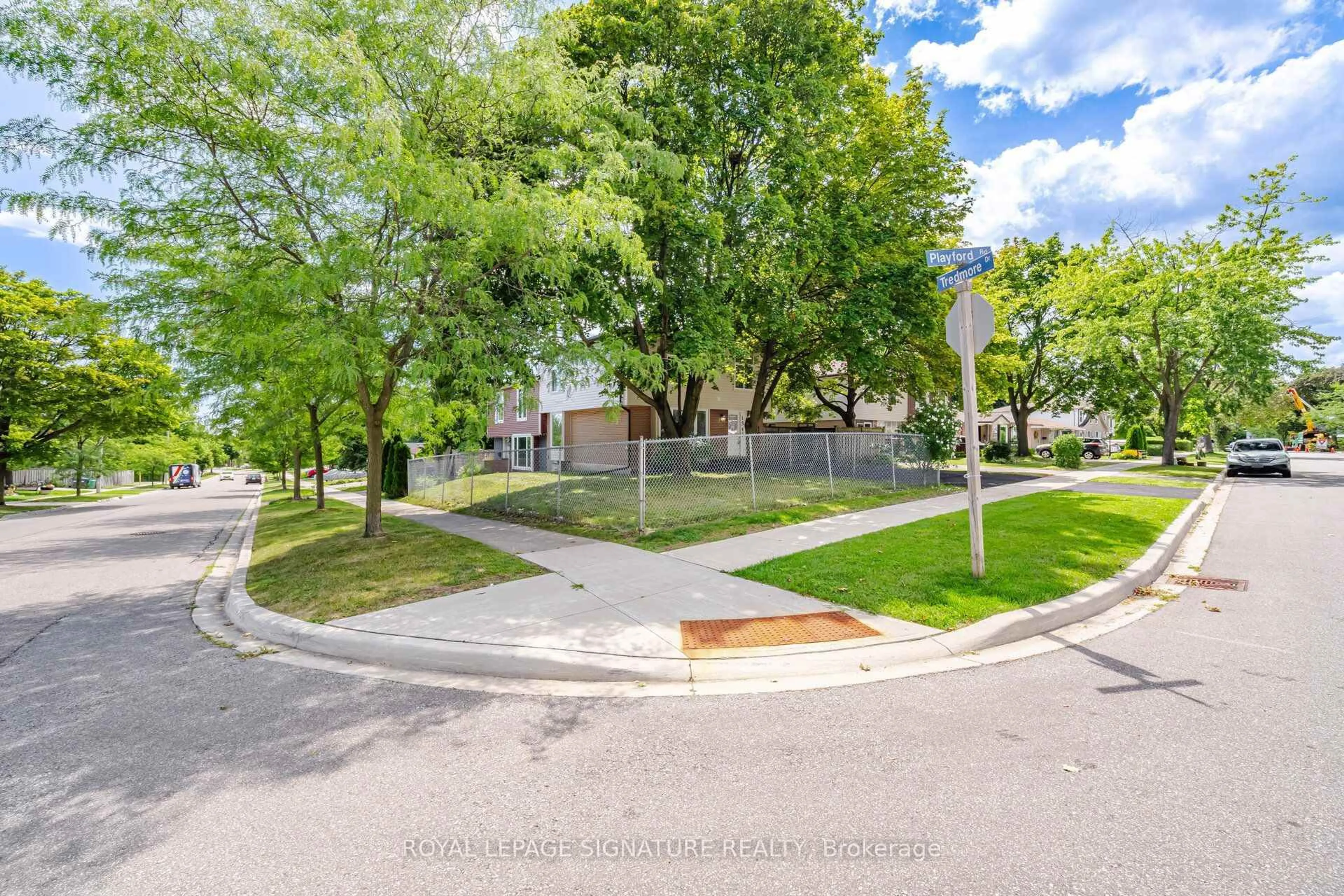 A pic from outside/outdoor area/front of a property/back of a property/a pic from drone, street for 1345 Playford Rd, Mississauga Ontario L5J 3V9