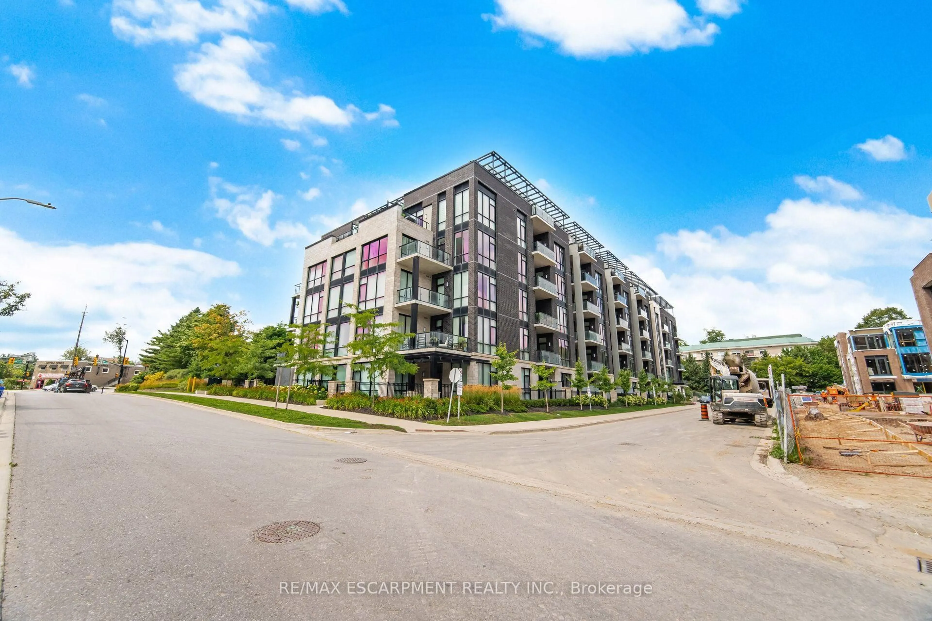 A pic from outside/outdoor area/front of a property/back of a property/a pic from drone, unknown for 42 Mill St #210, Halton Hills Ontario L7G 0P9