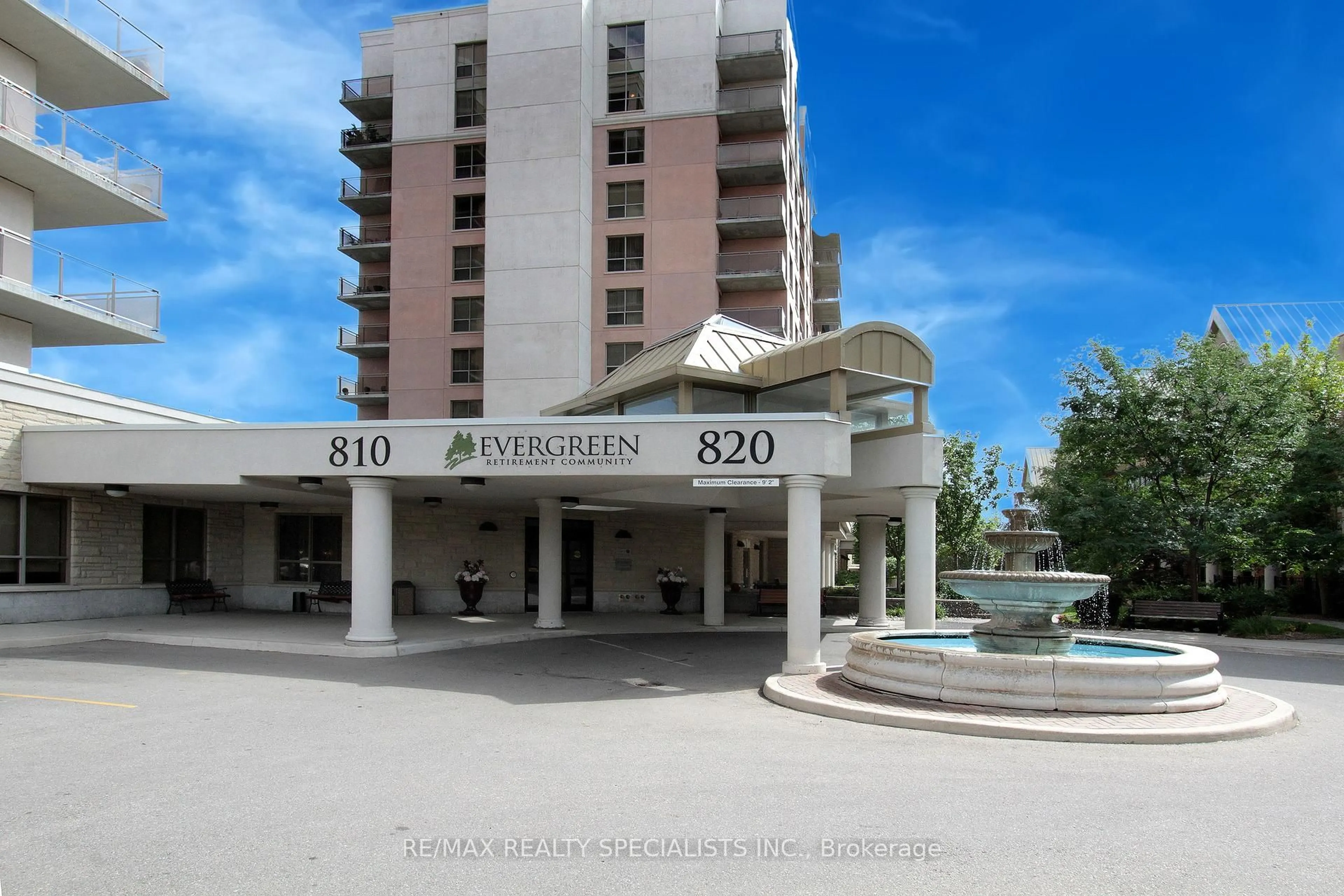 Indoor foyer for 810 Scollard Crt #809, Mississauga Ontario L5V 0A4