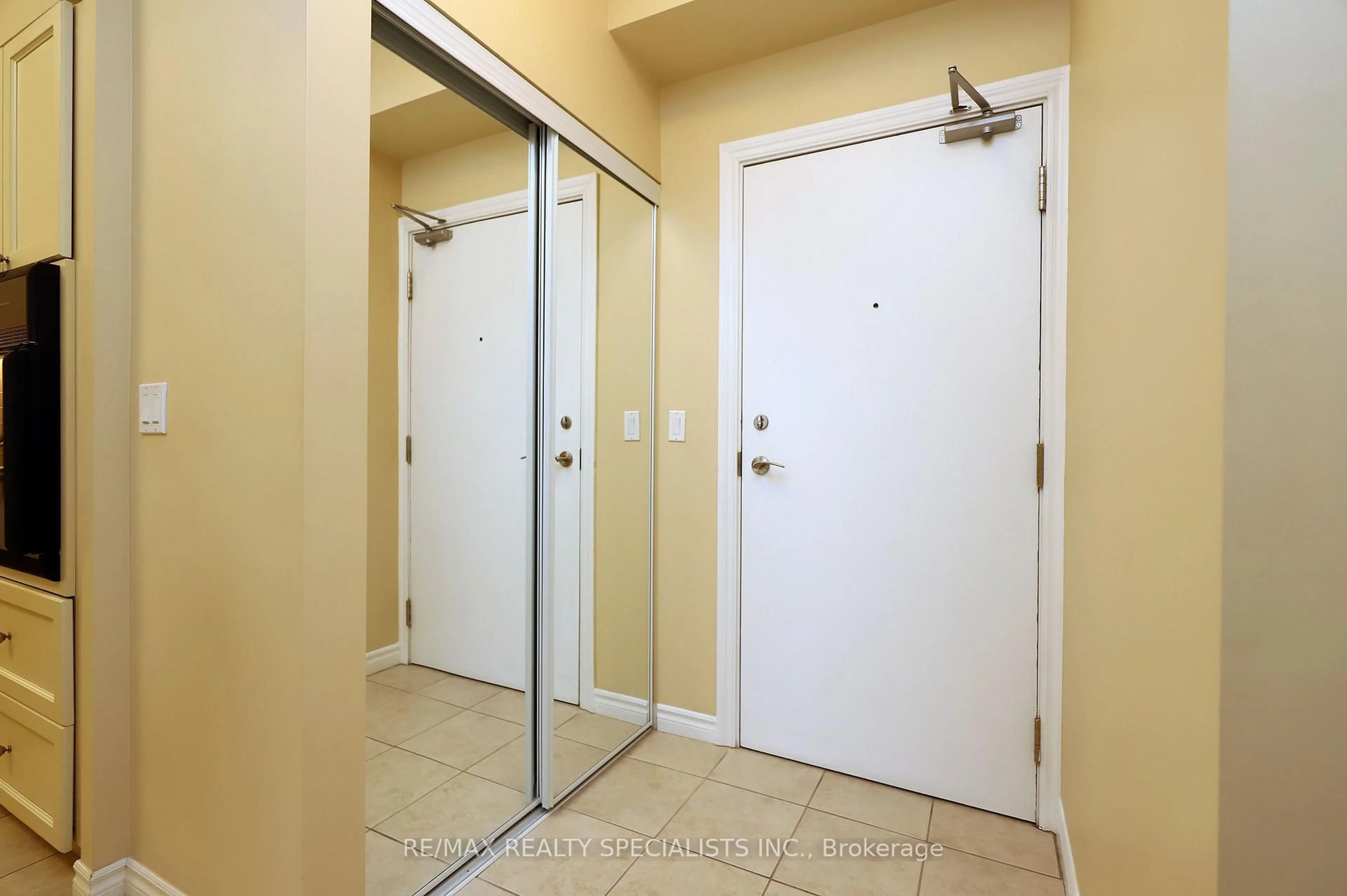 Indoor entryway for 810 Scollard Crt #809, Mississauga Ontario L5V 0A4