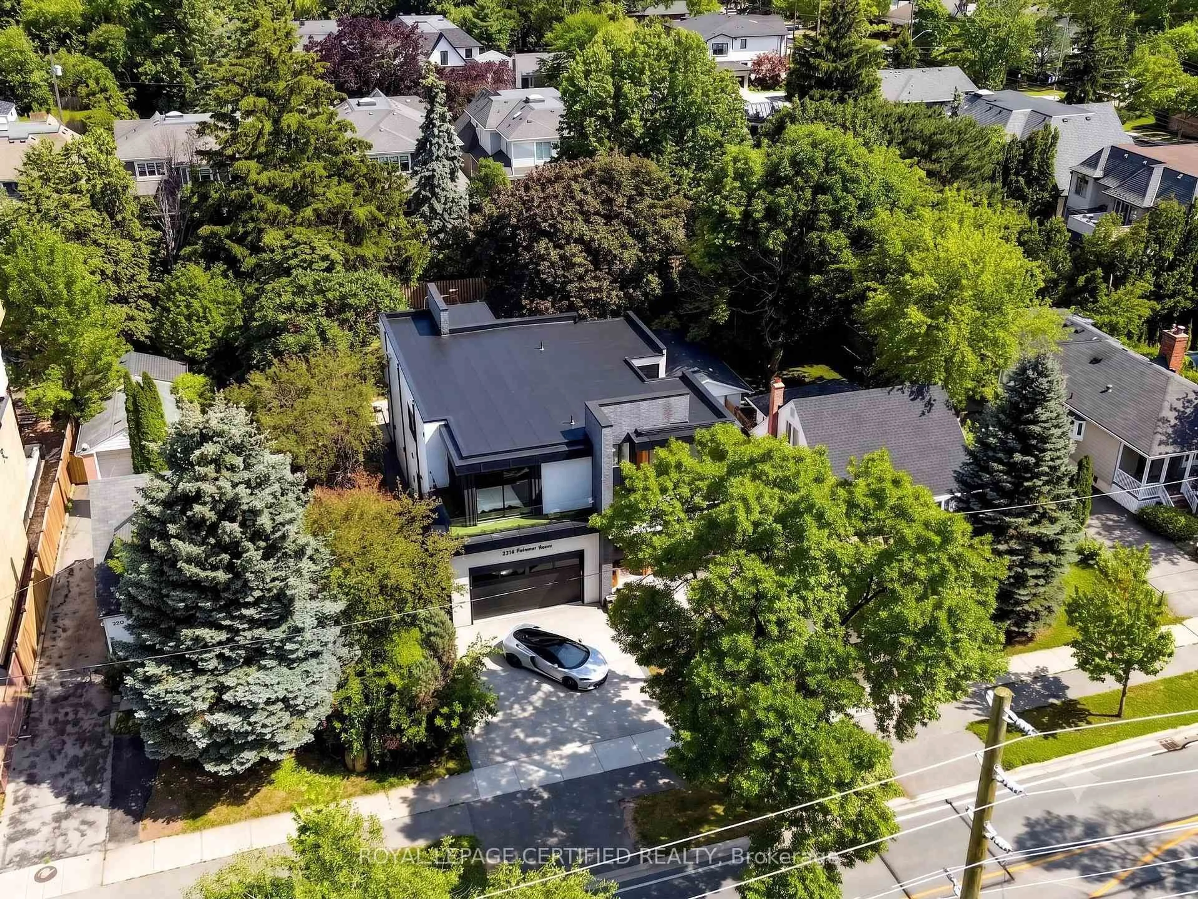 A pic from outside/outdoor area/front of a property/back of a property/a pic from drone, street for 2378 Rebecca St, Oakville Ontario L6L 2A9