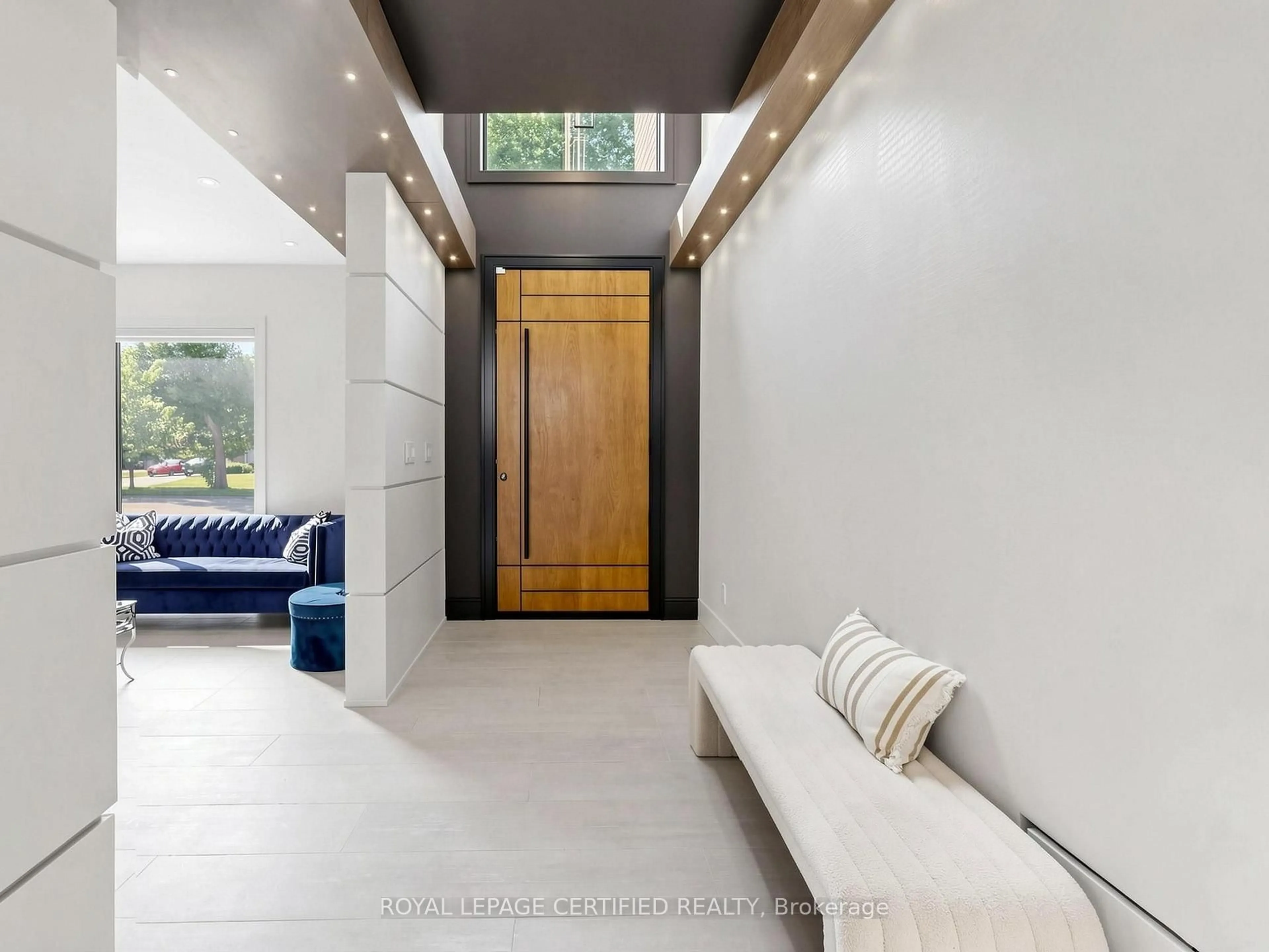 Indoor entryway for 2378 Rebecca St, Oakville Ontario L6L 2A9