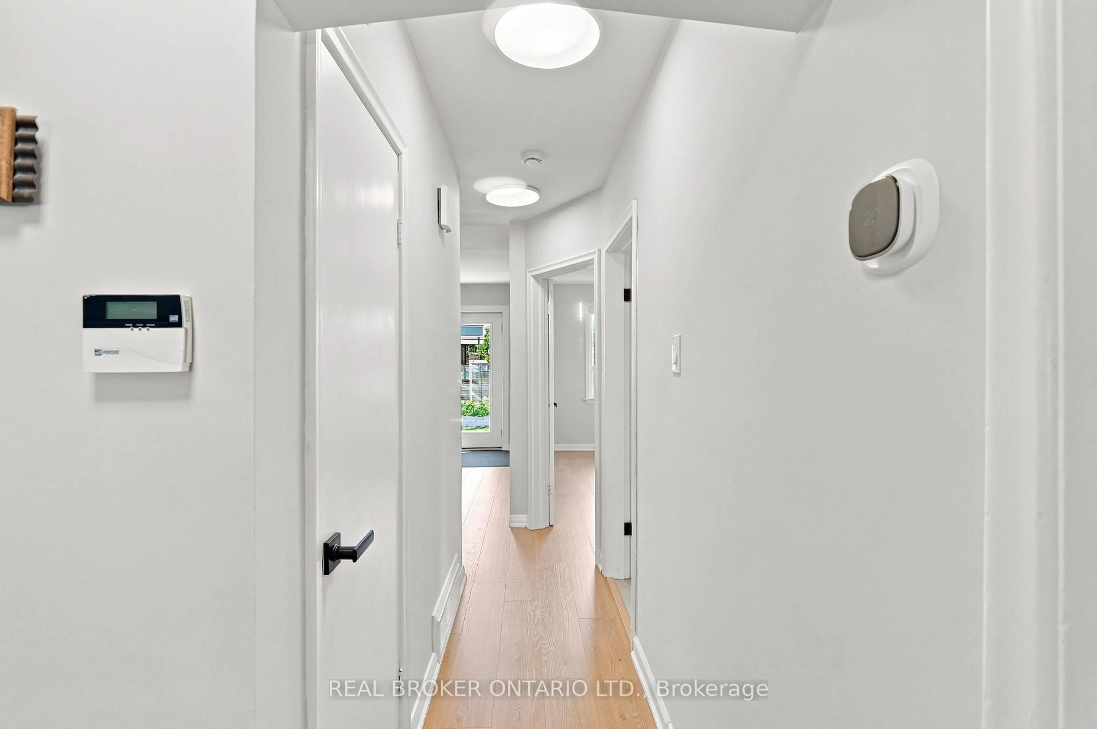 Indoor foyer for 7 Allison Dr, Toronto Ontario M8Z 3Z9