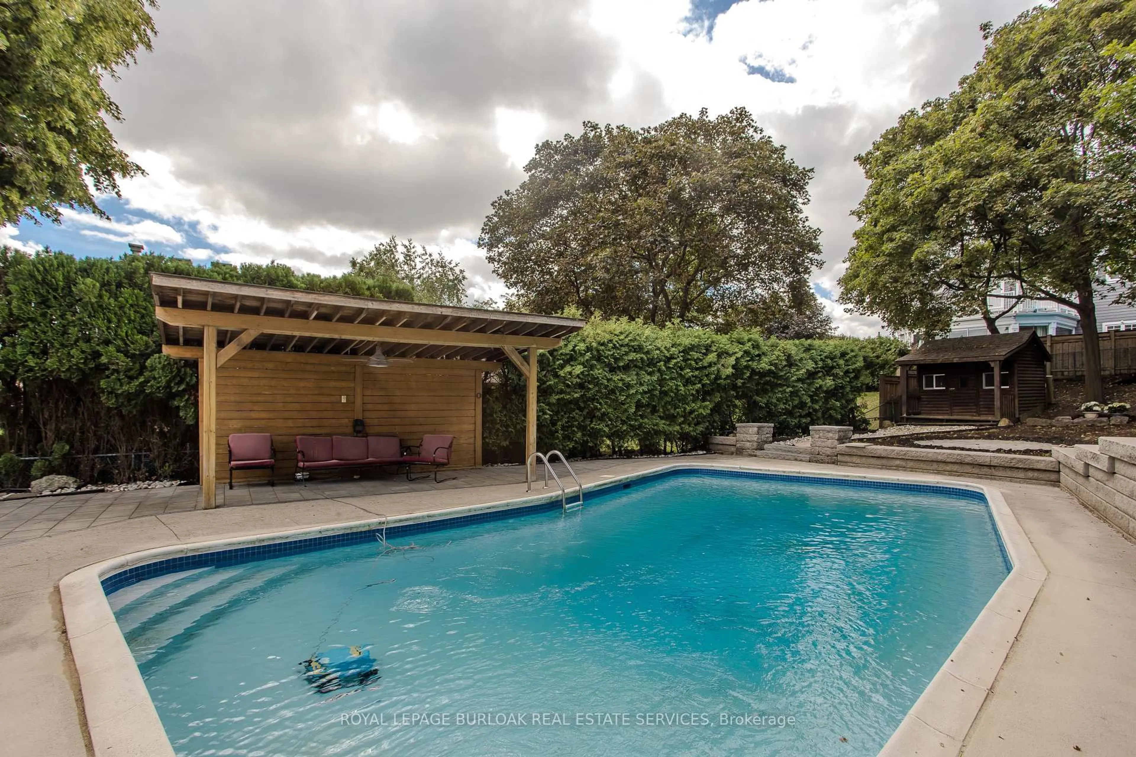 Pool for 892 North Shore Blvd, Burlington Ontario L7T 1A8