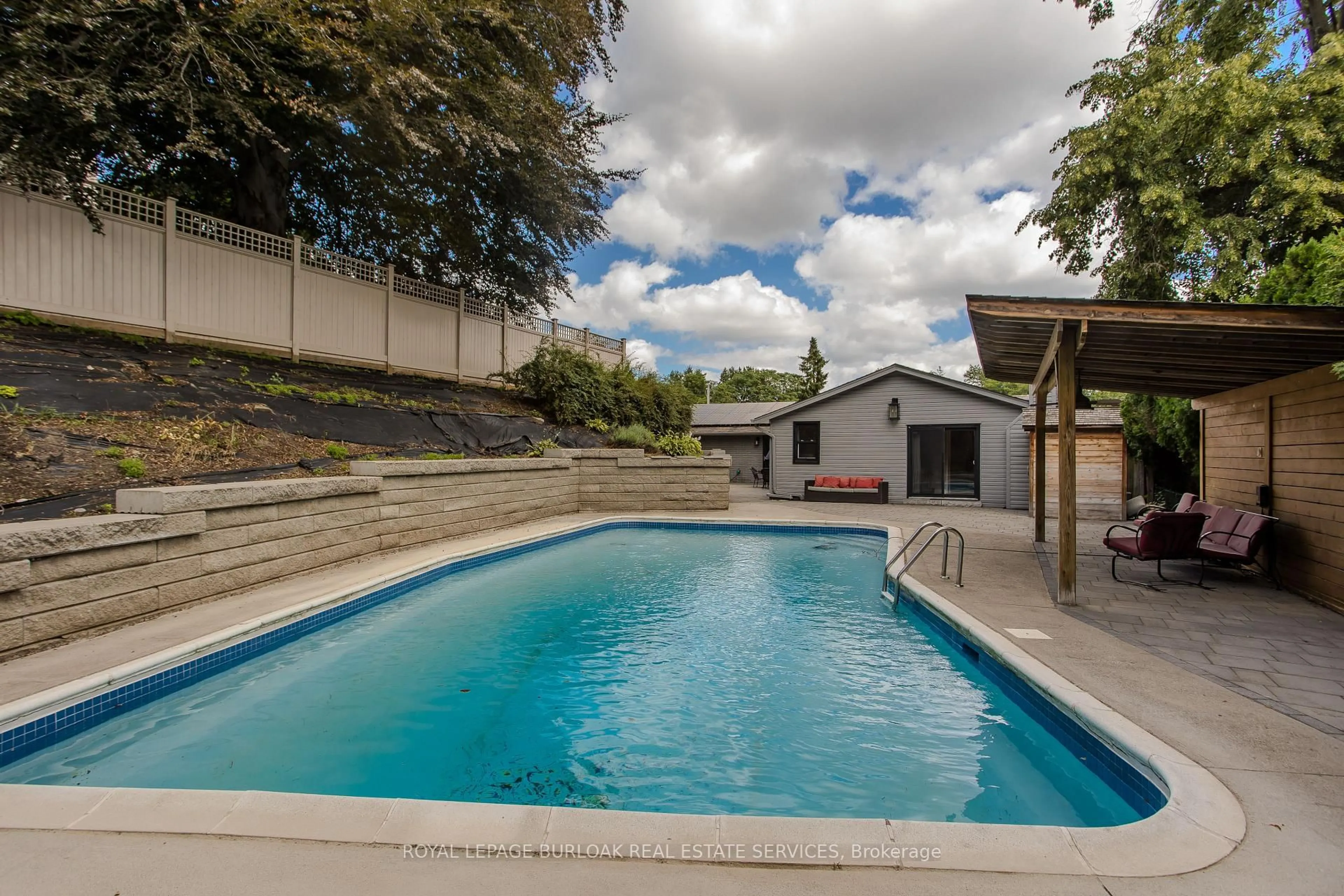 Pool for 892 North Shore Blvd, Burlington Ontario L7T 1A8