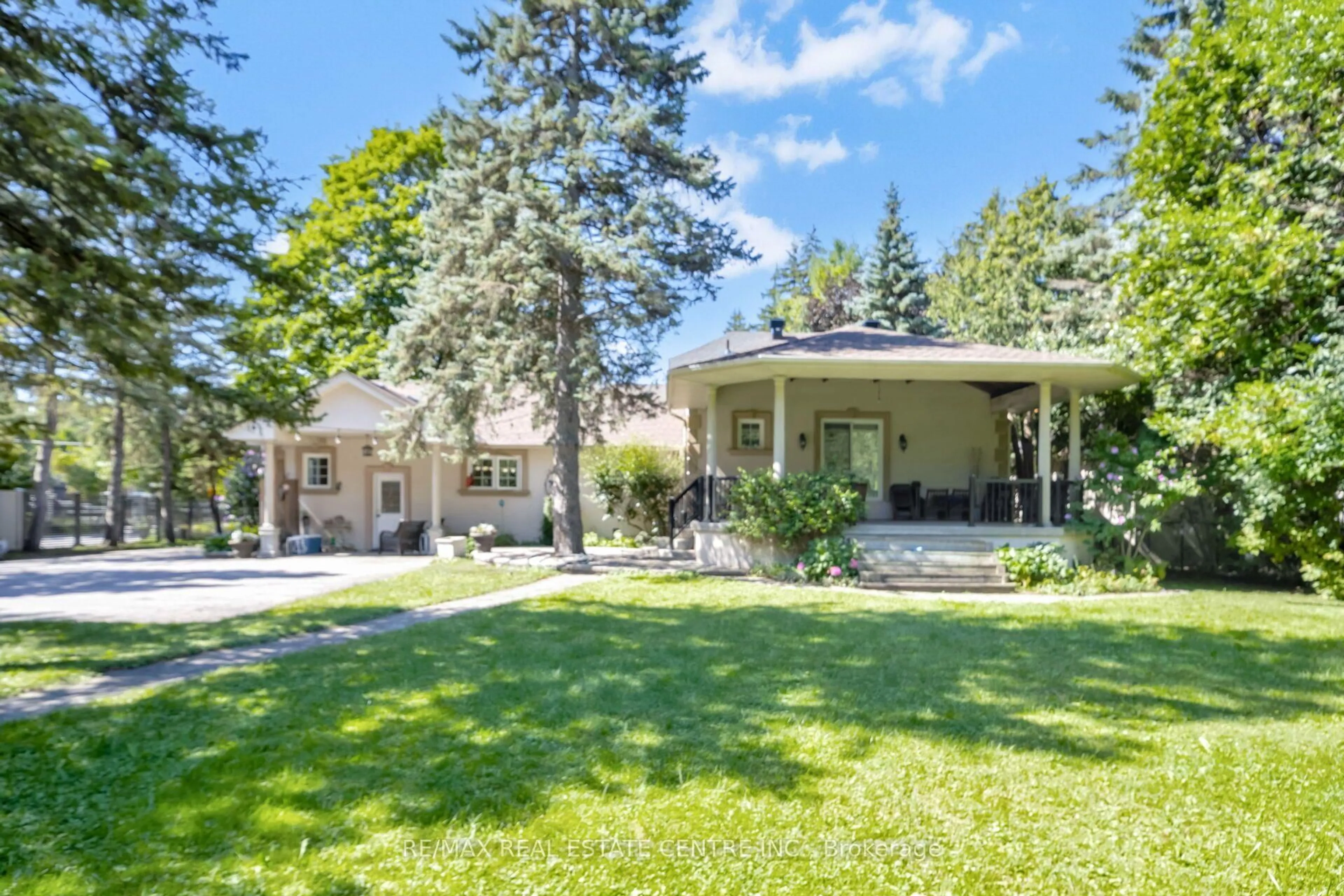A pic from outside/outdoor area/front of a property/back of a property/a pic from drone, street for 6961 Second Line, Mississauga Ontario L5W 1A1