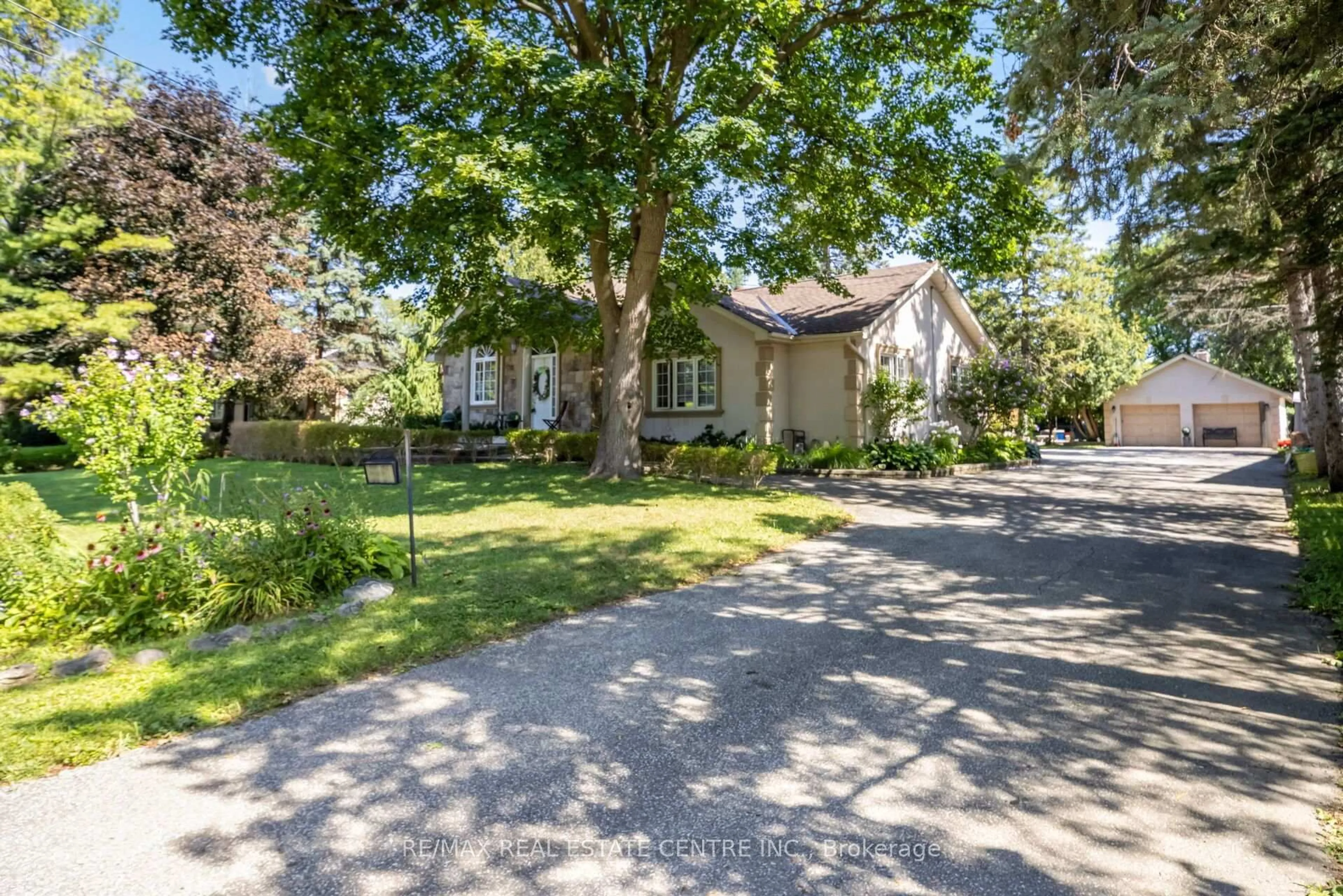 A pic from outside/outdoor area/front of a property/back of a property/a pic from drone, street for 6961 Second Line, Mississauga Ontario L5W 1A1