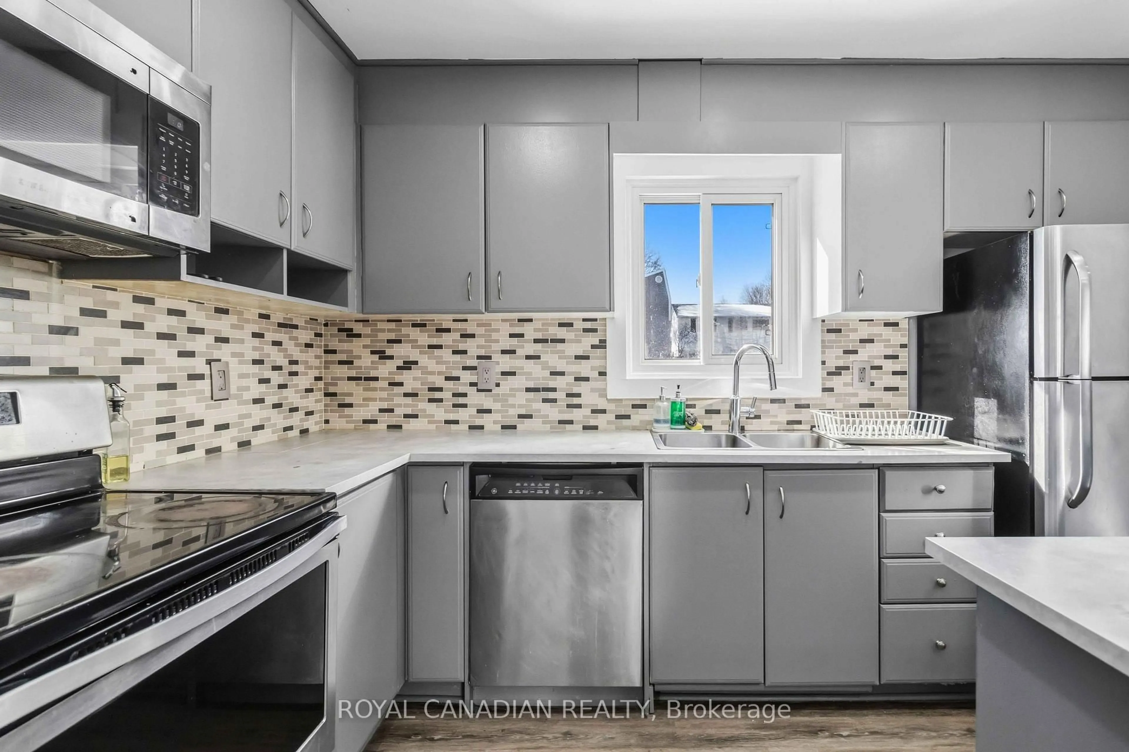 Standard kitchen, ceramic/tile floor for 9 Horatio Crt, Brampton Ontario L6S 1X8