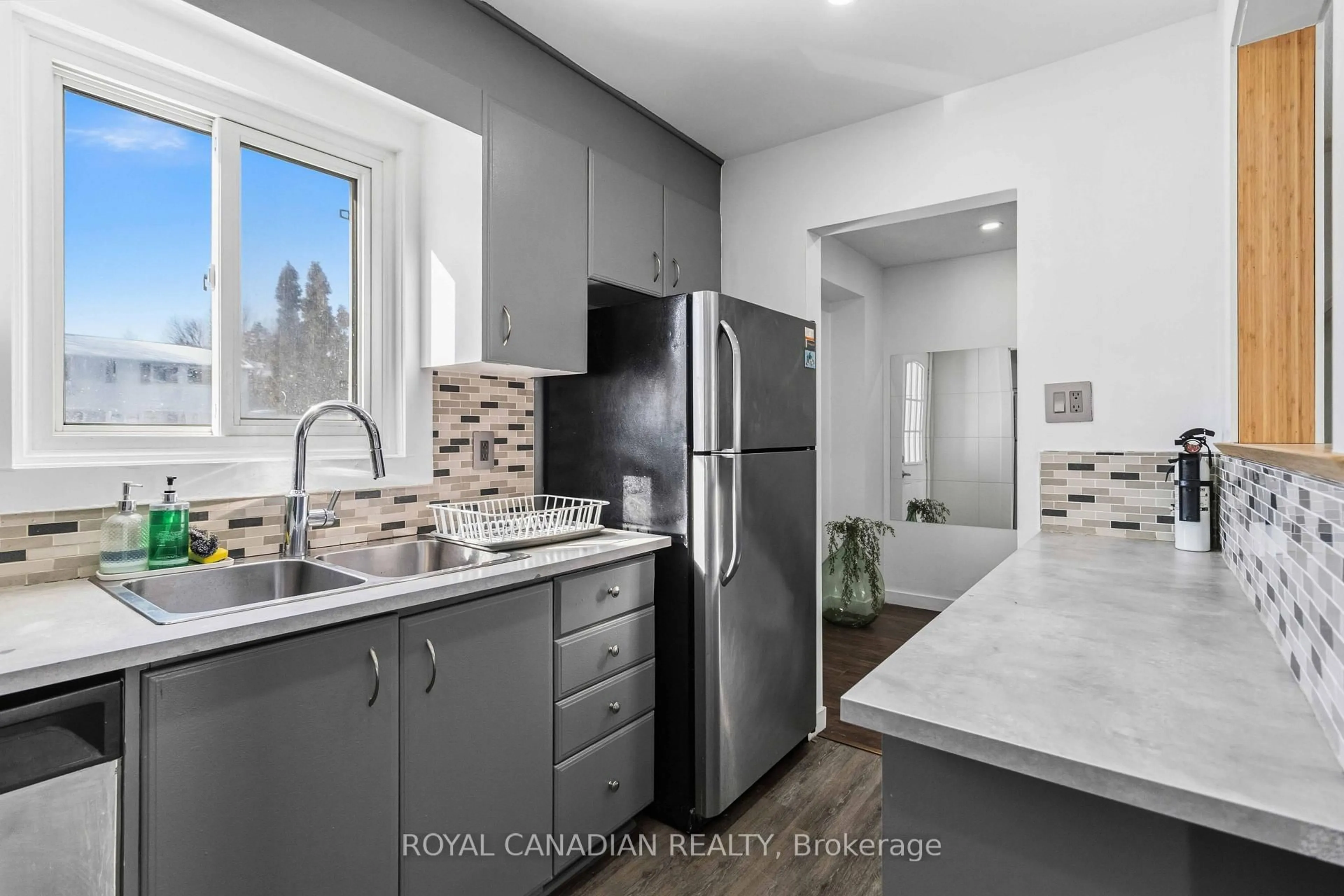 Open concept kitchen, ceramic/tile floor for 9 Horatio Crt, Brampton Ontario L6S 1X8