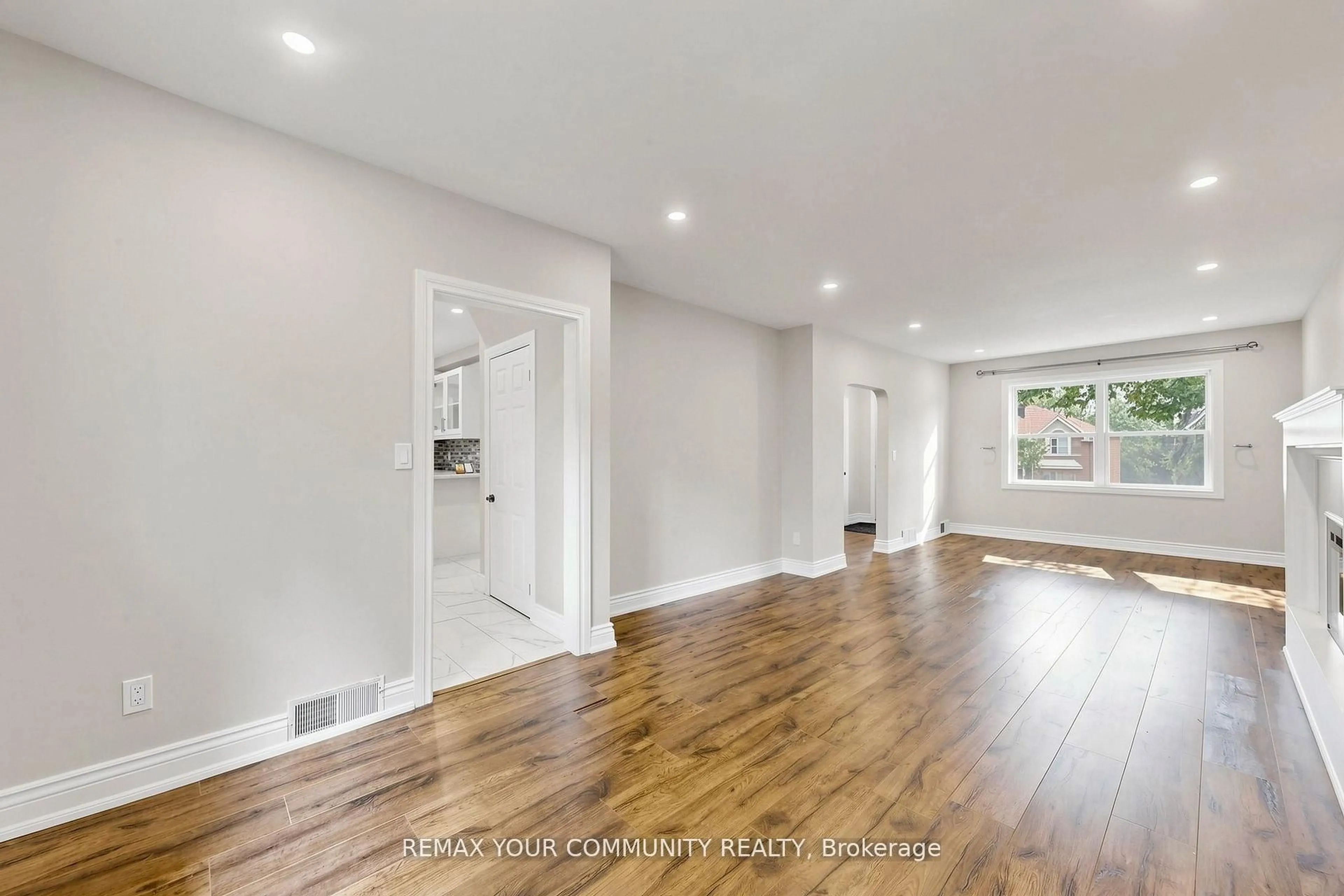 Indoor entryway for 22 Havenridge Dr, Toronto Ontario M9P 3M4