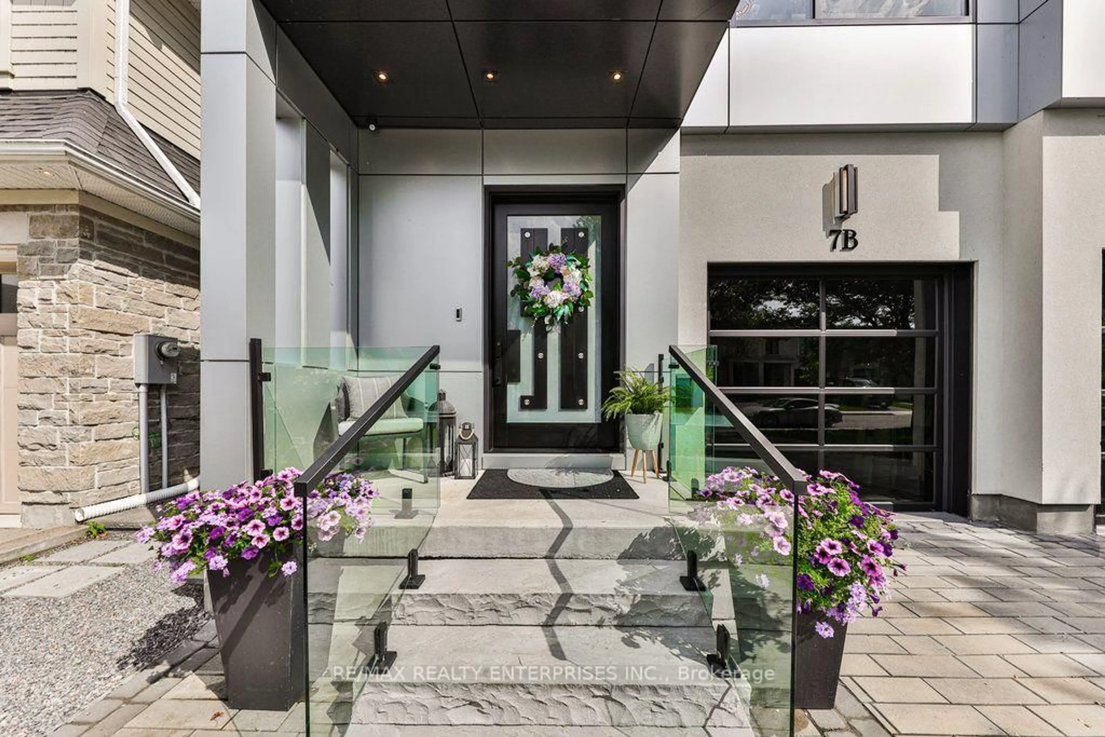 Indoor foyer for 7B Iroquois Ave, Mississauga Ontario L5G 1M7
