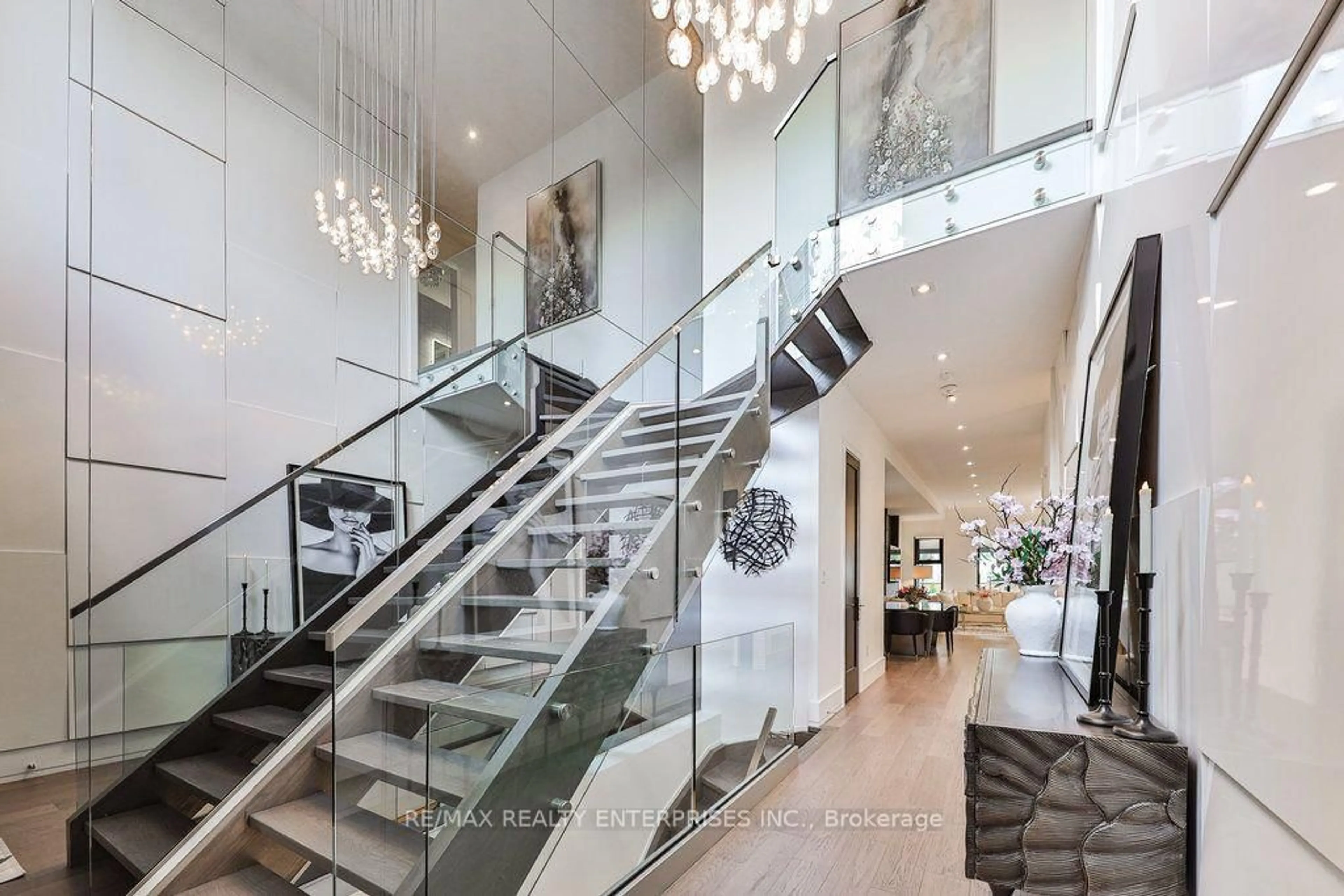 Indoor foyer for 7B Iroquois Ave, Mississauga Ontario L5G 1M7