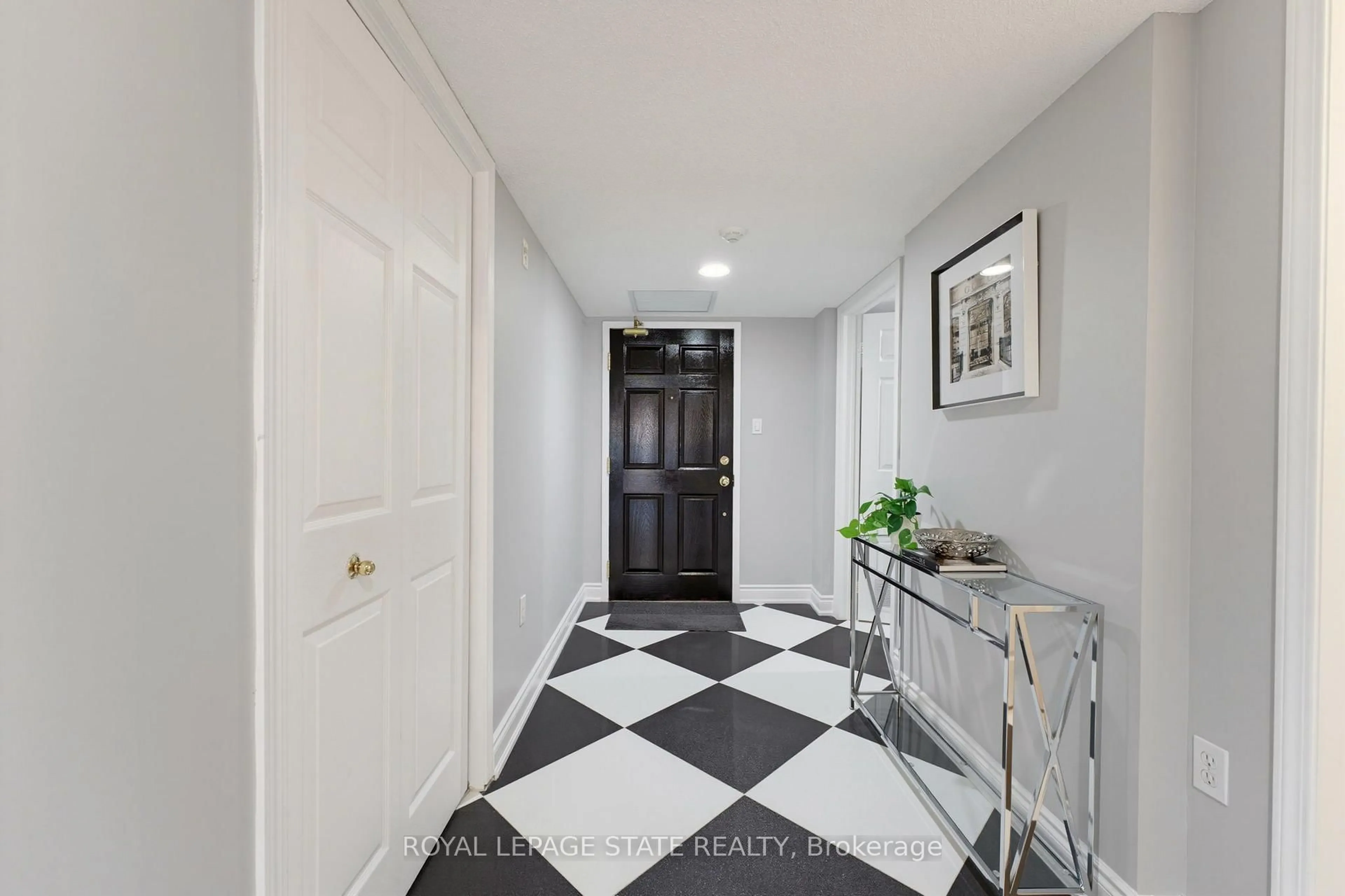 Indoor entryway for 216D Plains Road West Rd #309, Burlington Ontario L7T 4K8